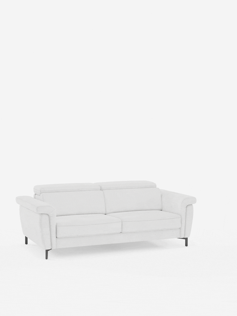 Il divano letto di design Capri con piedini alti di Divani.Store, dotato di poggiatesta reclinabili e rivestito in un raffinato tessuto effetto velluto T30 resistente alle macchie, è posto al centro di uno sfondo bianco a tinta unita. Il suo design moderno a due posti, caratterizzato da linee pulite e gambe in metallo, offre un aspetto minimalista ma elegante, mentre il tessuto effetto velluto conferisce un ulteriore tocco di morbidezza alla sua estetica contemporanea.