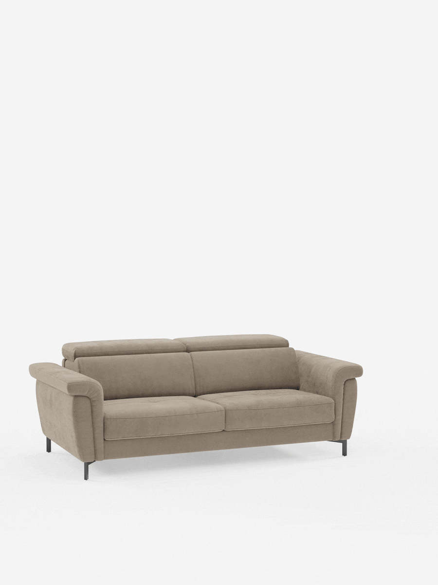 Divano letto di design “Capri” color marrone chiaro di Divani.Store, caratterizzato da braccioli arrotondati, morbidi schienali con poggiatesta reclinabili e soffici cuscini di seduta in elegante tessuto T30 effetto velluto resistente alle macchie. Il divano poggia su quattro snelle gambe nere, che risaltano sullo sfondo bianco a tinta unita per mettere in risalto il suo design moderno e minimalista e la sua raffinata trama.
