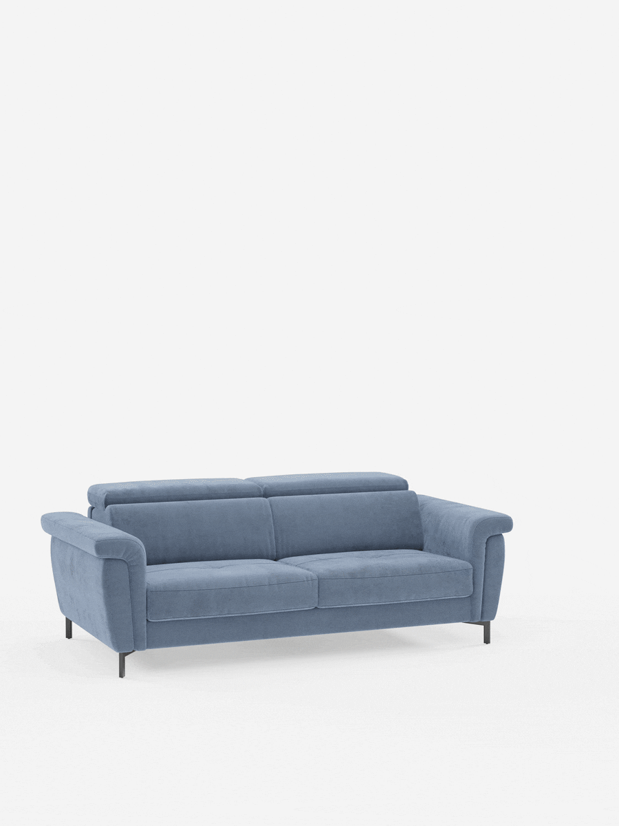 Un divano letto Capri blu dal design contemporaneo di Divani.Store, caratterizzato da gambe alte nere e poggiatesta regolabili, è presentato su uno sfondo bianco a tinta unita. Rivestito con il raffinato tessuto effetto velluto smacchiabile T30, resistente alle macchie, questo divano a due posti vanta una squisita manifattura italiana, con una silhouette pulita e minimalista e braccioli arrotondati che gli conferiscono un aspetto moderno e accogliente.