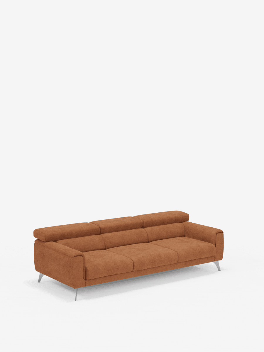 Divano Caravaggio contemporaneo a quattro posti di Divani.Store, con tre sedute scorrevoli rivestite in tessuto T31 resistente alle macchie, color marrone ruggine. Caratterizzato da sottili gambe in metallo, uno schienale basso trapuntato, ampi braccioli e poggiatesta regolabili, questo divano moderno è presentato su uno sfondo bianco a tinta unita per esaltarne il design minimalista.