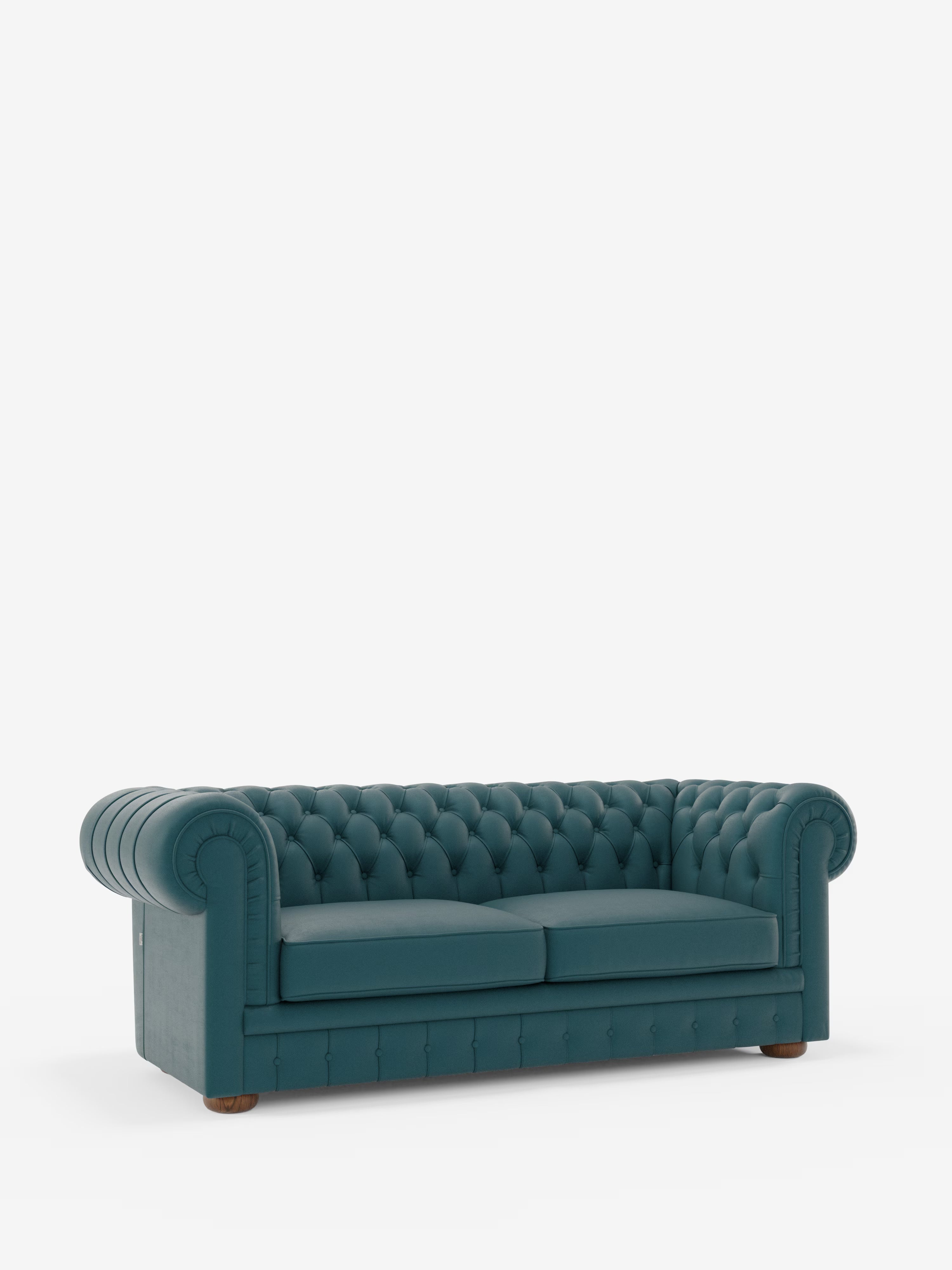 Un divano Chesterfield color verde acqua con imbottitura a ciuffetti – Divano Chesterfield in vera pelle spessorata a 2 e 3 posti di Divani.Store, caratterizzato da braccioli e schienale arrotondati, due cuscini di seduta e piedini in legno, su uno sfondo bianco a tinta unita. Questo elegante divano artigianale Made in Italy è un esempio di squisita maestria artigianale e stile intramontabile.