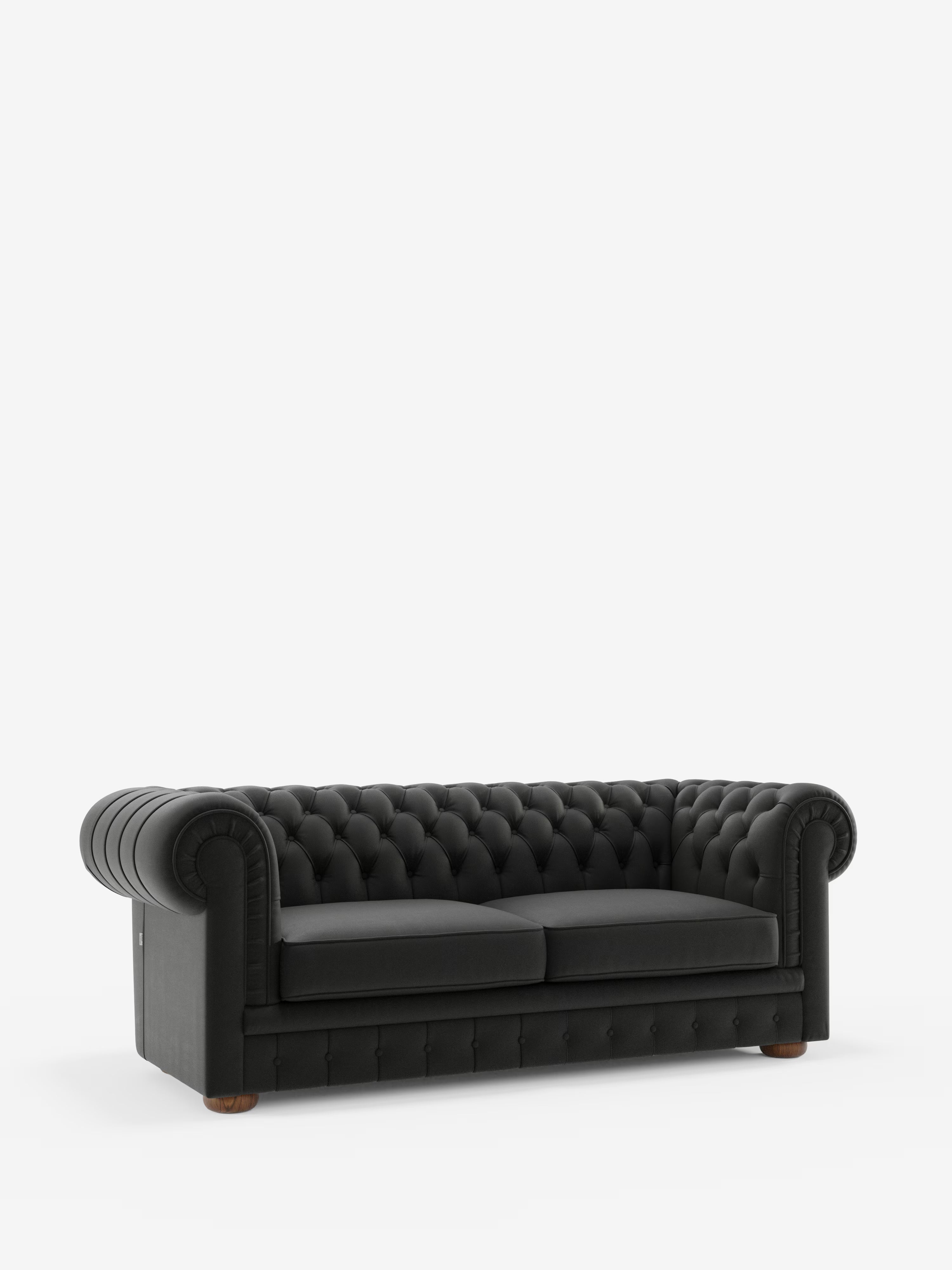 Un Chester nero – Divano Chesterfield in vera pelle spessorata a 2 e 3 posti di Divani.Store, caratterizzato da classici braccioli arrotondati, profonda trapuntatura a bottoni, due cuscini di seduta e piccoli piedini rotondi in legno, è esposto su uno sfondo bianco a tinta unita.