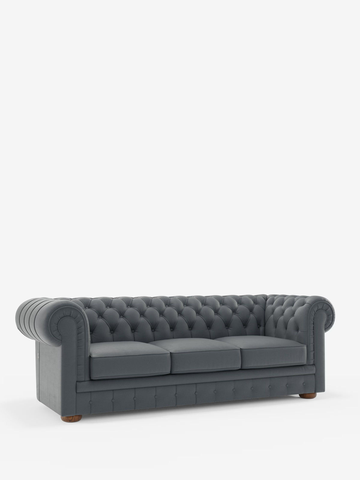 Un divano Chester 4 Posti 3 sedute in vera pelle, color grigio scuro – Chesterfield Capitonné Artigianale di Divani.Store, caratterizzato da tre cuscini di seduta, braccioli arrotondati, piedini in legno e raffinati dettagli realizzati a mano, è esposto su uno sfondo bianco a tinta unita.