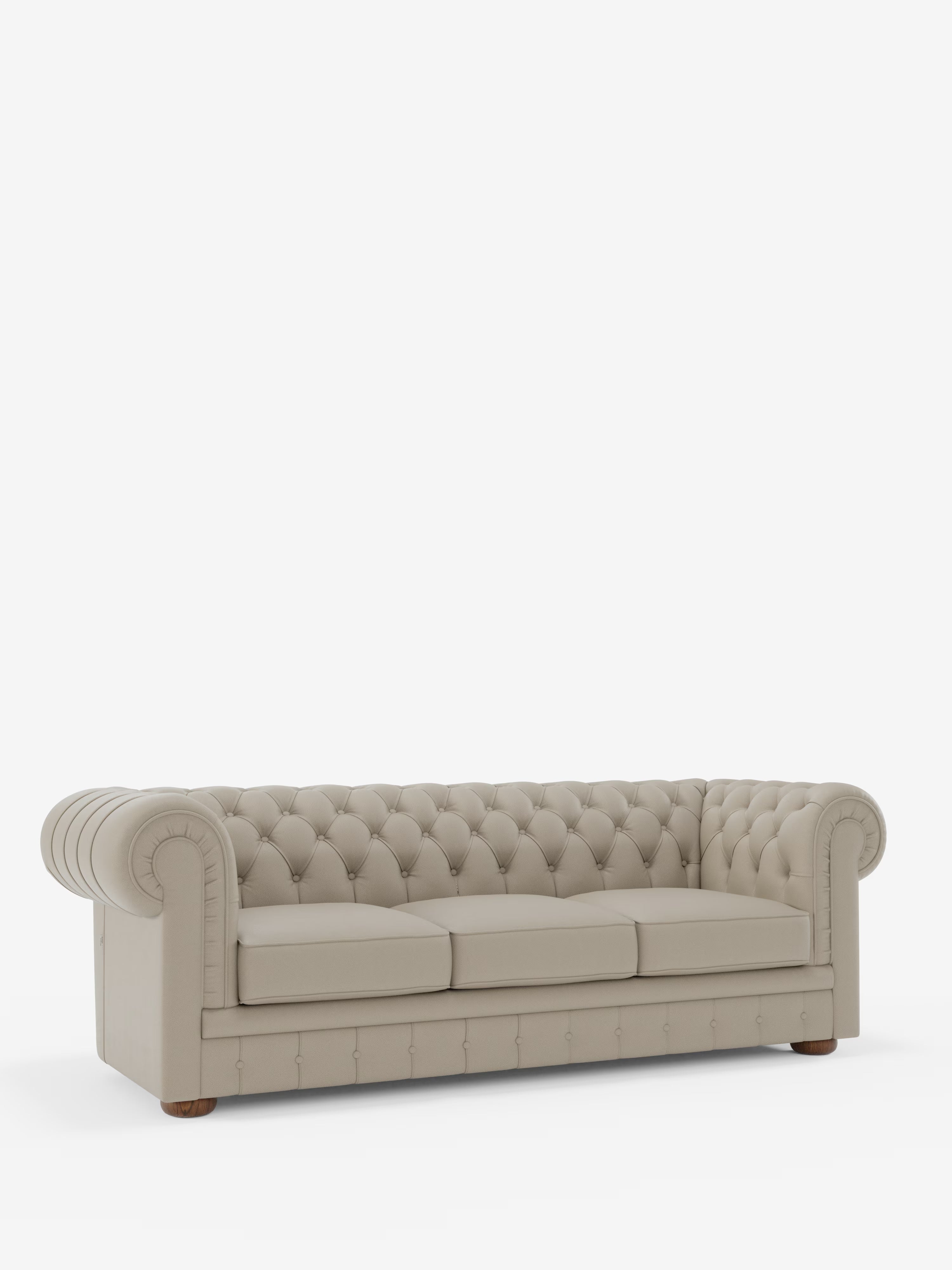 Il divano Chester 4 posti a 3 sedute in vera pelle – Chesterfield capitonné artigianale di Divani.Store è raffigurato su uno sfondo bianco a tinta unita. Questo divano beige a quattro posti presenta un rivestimento capitonné, braccioli arrotondati, gambe in legno e profondi bottoni decorativi, oltre a tre cuscini di seduta. Realizzato in vera pelle con un design classico, è orgogliosamente Made in Italy.