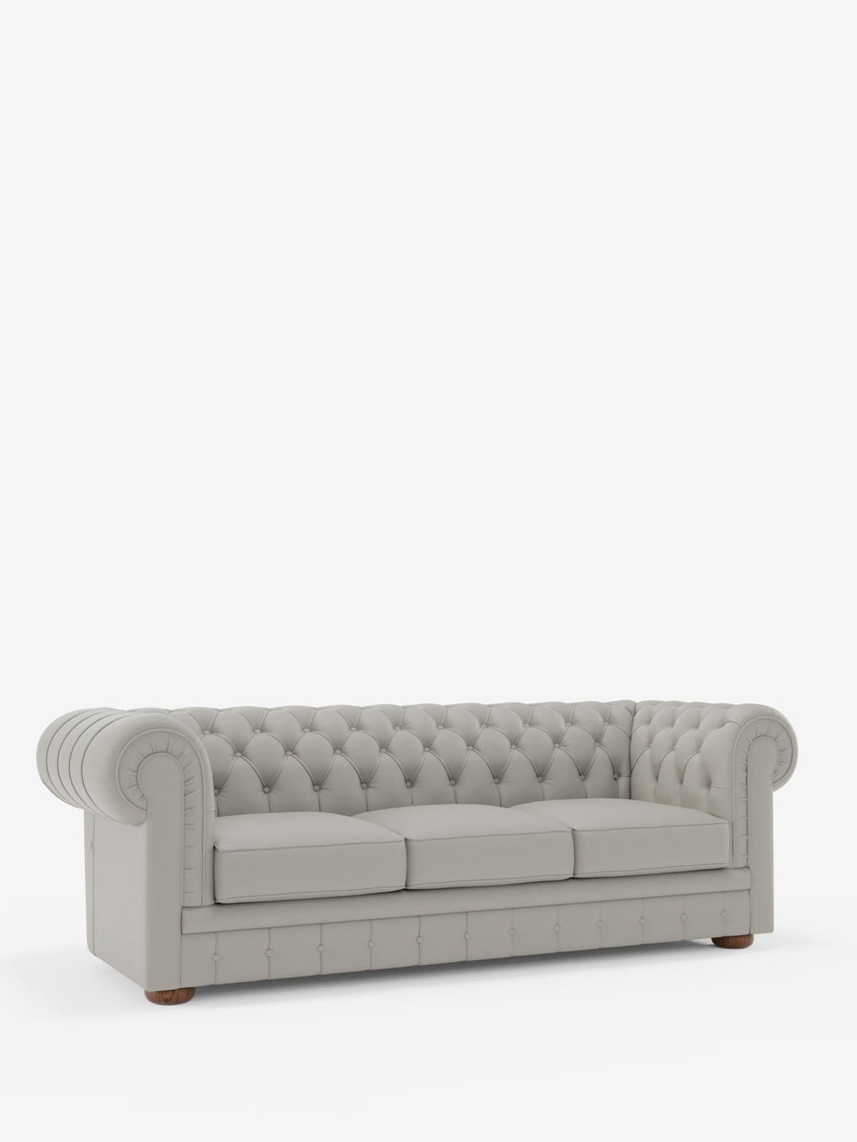 Un divano Chester 4 Posti 3 sedute in vera pelle – Chesterfield capitonné artigianale di Divani.Store, realizzato a mano in Italia con profonda trapuntatura a bottoni, braccioli arrotondati e gambe in legno, spiccata su uno sfondo bianco a tinta unita. Rivestito in vera pelle, questo divano è dotato di tre cuscini di seduta e incarna un design classico ed elegante.