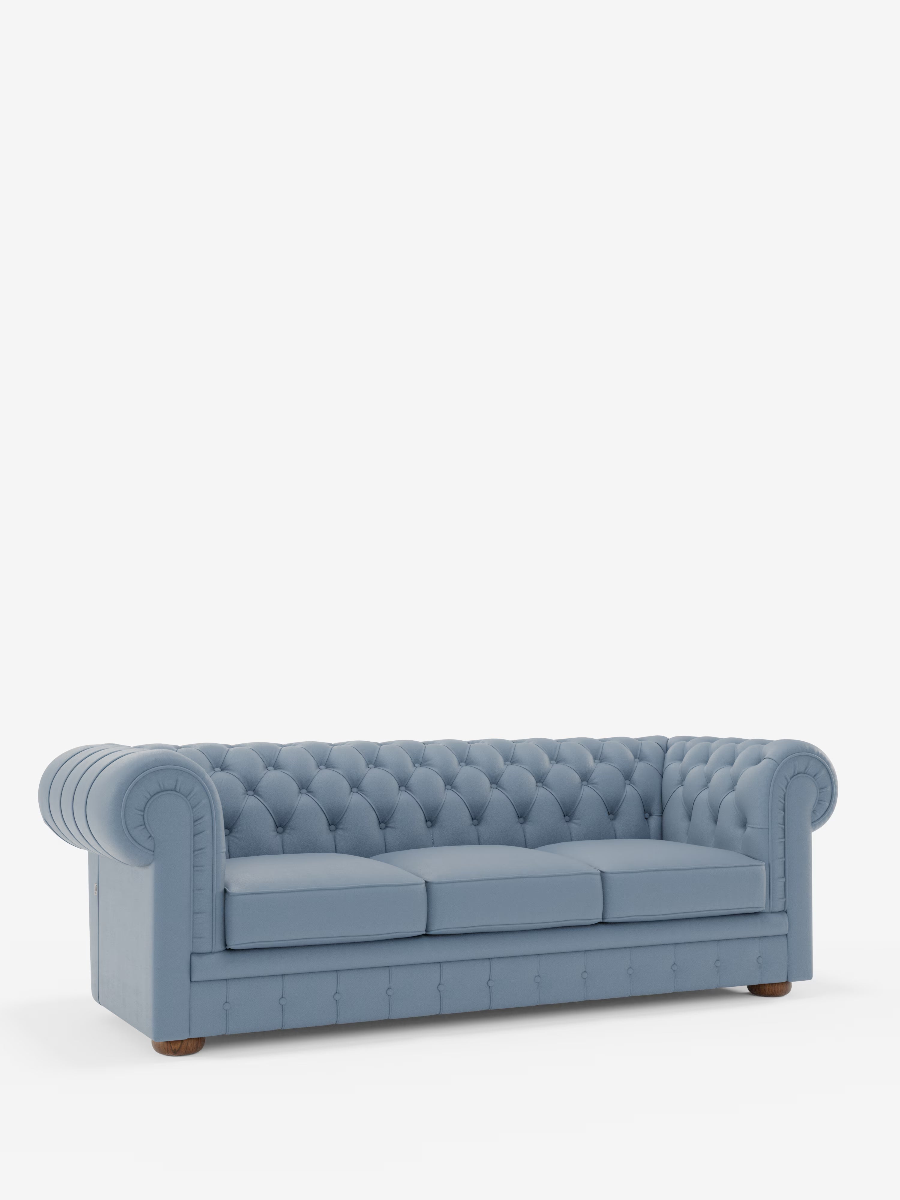 Un divano “Chester 4 Posti 3 sedute in Vera Pelle – Chesterfield Capitonné Artigianale” di Divani.Store, di colore azzurro, caratterizzato da un rivestimento in vera pelle con profonda trapuntatura a bottoni, braccioli arrotondati, tre cuscini di seduta e piedini in legno. Lo sfondo bianco a tinta unita mette in risalto il design classico ed elegante del divano, Made in Italy.