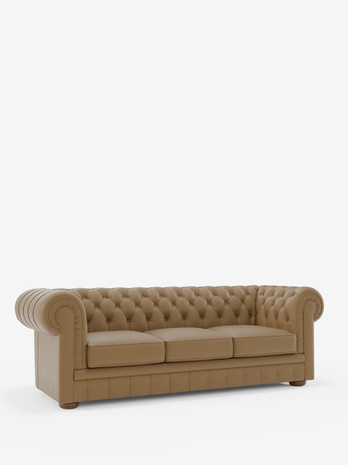 Un divano Chester a 4 montanti e 3 posti in vera pelle – Chesterfield capitonné artigianale di Divani.Store, un divano Chesterfield realizzato a mano in pelle color cuoio con schienale e braccioli capitonné, tre cuscini di seduta e gambe rotonde in legno, è ripreso su uno sfondo bianco a tinta unita.