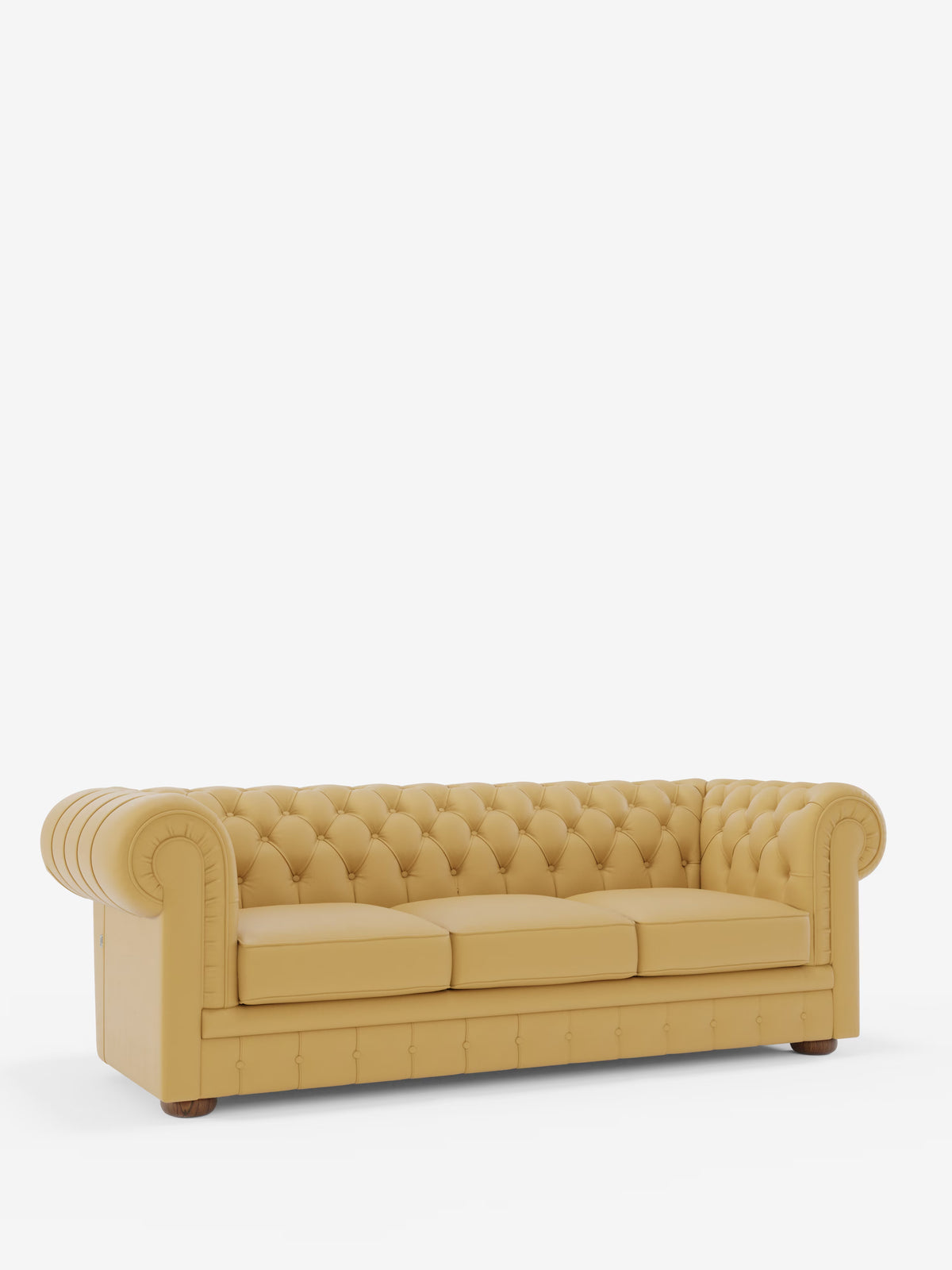Un divano Chester 4 Posti 3 sedute in vera pelle color giallo senape – Chesterfield Capitonné Artigianale di Divani.Store, caratterizzato da rivestimento capitonné, braccioli arrotondati, tre cuscini di seduta e piedini in legno: un capolavoro artigianale che spicca su uno sfondo bianco a tinta unita.