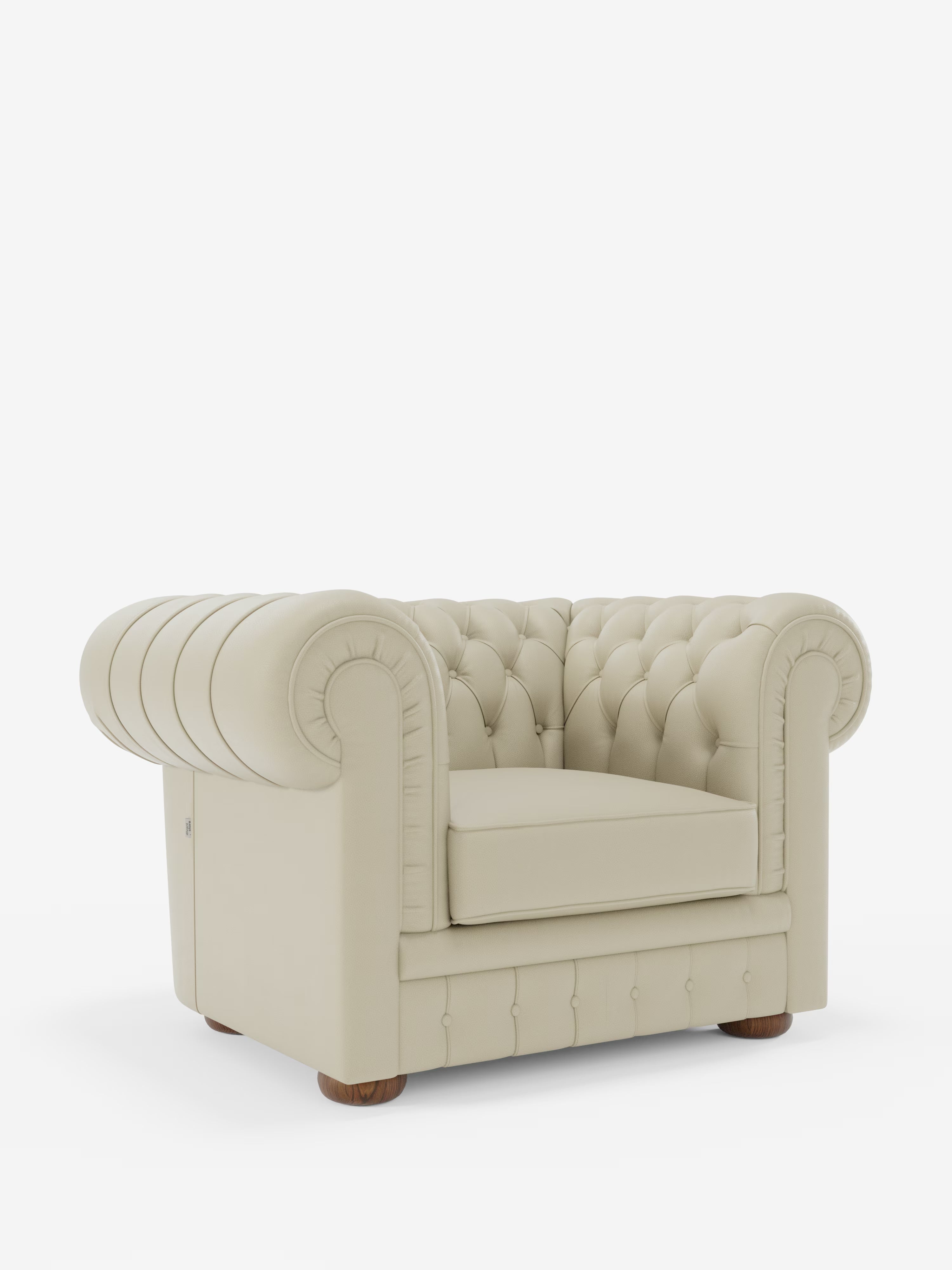 Una poltrona Chester in vera pelle spessorata con capitonné artigianale di Divani.Store, caratterizzata da una profonda trapuntatura a bottoni, braccioli arrotondati, un unico cuscino di seduta e piedini corti in legno con finitura beige, è esposta su uno sfondo bianco a tinta unita.