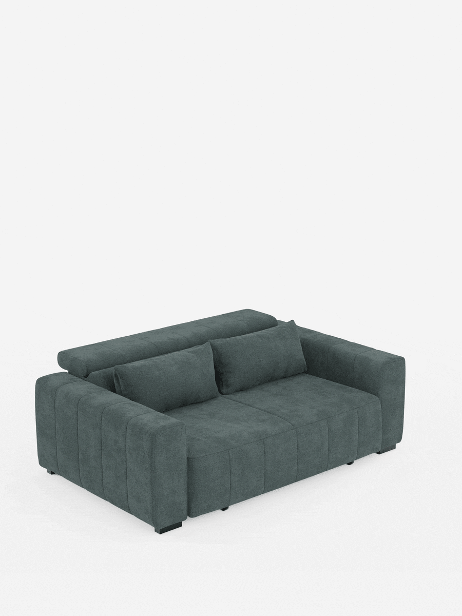 Vi presentiamo il divano a 3 posti Doric di Divani.Store: un moderno divano in tessuto verde scuro con ampi braccioli, cuciture verticali e due cuscini cilindrici. Caratterizzato da uno schienale basso, sedute allungabili elettricamente e poggiatesta regolabili in tessuto T23 antimacchia, questo elegante modello poggia su piedini neri su uno sfondo bianco a tinta unita.