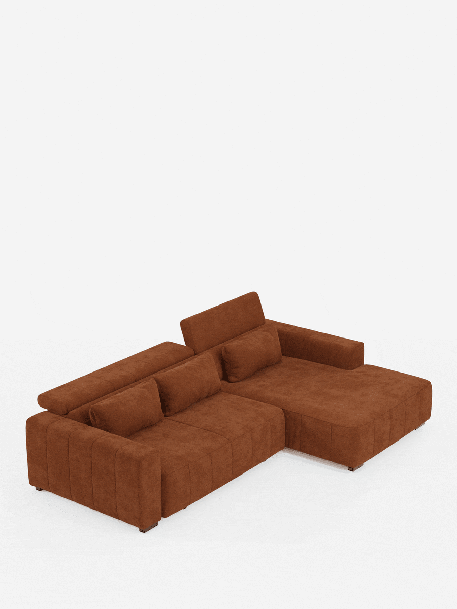 Scopri il comfort contemporaneo con il divano angolare Doric con penisola e sedute allungabili con relax elettrico di Divani.Store. Questo moderno divano componibile a L di colore marrone presenta morbidi cuscini, una chaise longue sul lato destro (penisola), braccioli bassi e larghi, due cuscini dello schienale e piccoli piedini neri. I poggiatesta reclinabili e il tessuto T23 facile da pulire uniscono stile e praticità, qui presentati su uno sfondo bianco brillante.