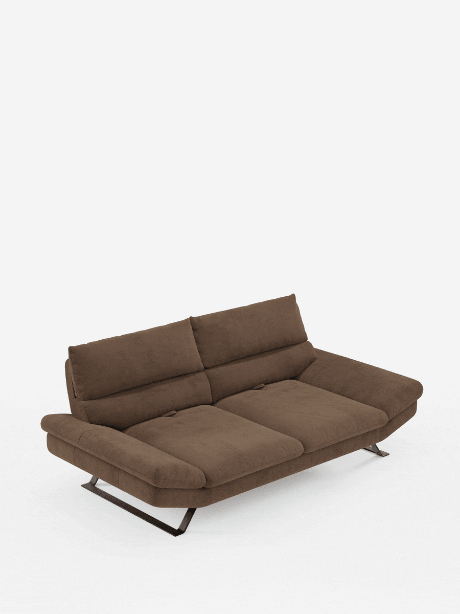 Certamente! Ecco la frase riscritta utilizzando i dati del prodotto da te forniti: Il divano Eclipse dal design moderno a 2 e 3 posti con schienali traslanti di Divani.Store, presentato in microfibra T11 marrone smacchiabile con eleganti piedini alti in metallo angolari, offre comfort regolabile e schienali mobili che passano agevolmente dalla posizione di seduta eretta a quella di letto piatto, in primo piano su uno sfondo bianco.