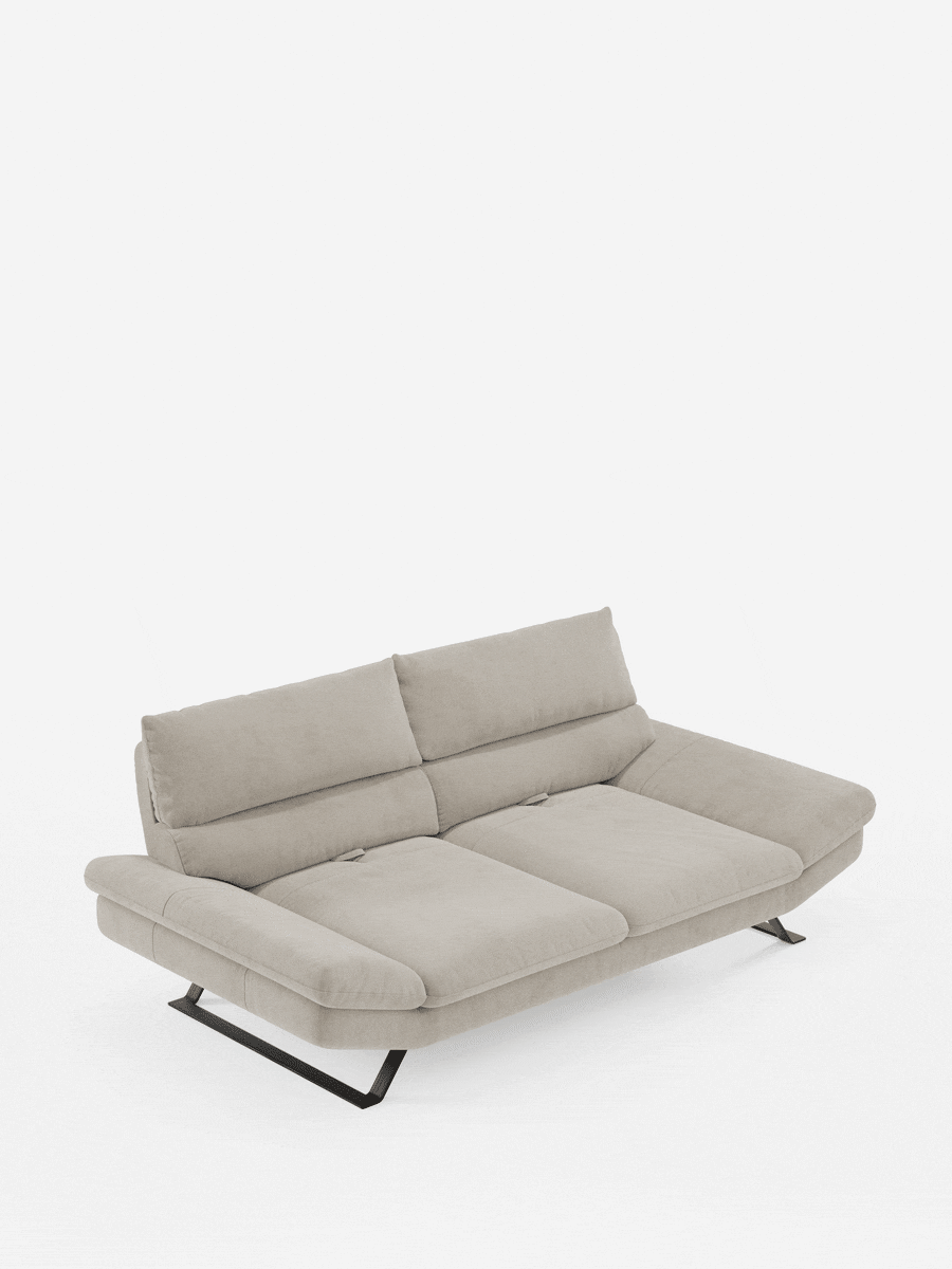 Il divano Eclipse dal design moderno a 2 e 3 posti di Divani.Store è dotato di schienali traslanti e braccioli regolabili, sostenuti da piedini alti in elegante nero. Rivestito in microfibra smacchiabile T11 in un moderno beige, questo divano fa da contrappunto a uno sfondo bianco a tinta unita. Offre un comfort modulabile e si trasforma facilmente in diverse posizioni, sia per sedersi che per sdraiarsi.