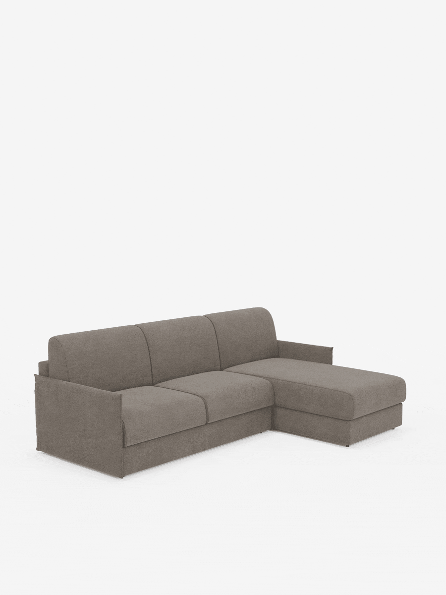Un divano letto angolare grigio Evans con penisola contenitore di Divani.Store, caratterizzato da un design compatto, moderno e minimalista, realizzato in tessuto T23 antimacchia. Questo divano a L presenta tre posti a sedere e una chaise longue posizionata sul lato destro, braccioli bassi ed è presentato su uno sfondo bianco a tinta unita.