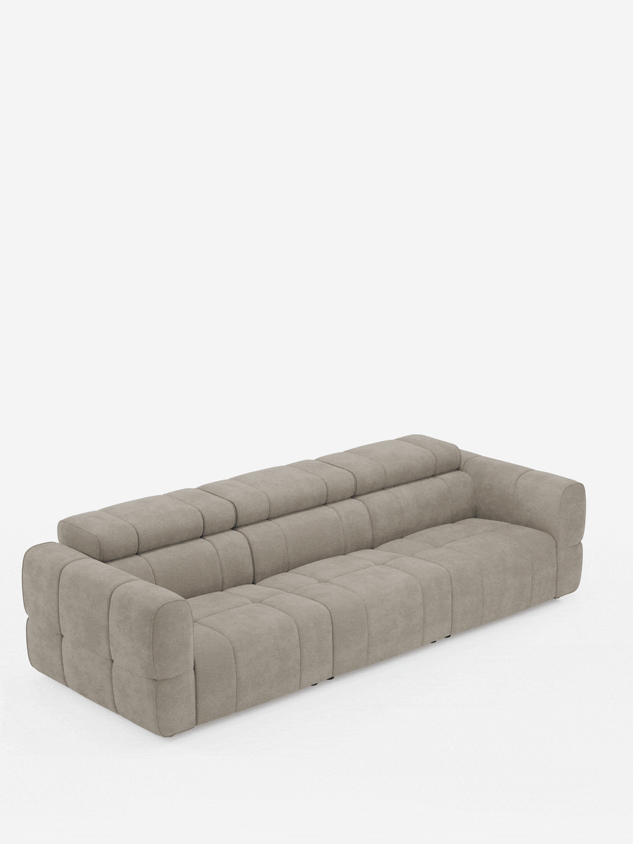 Un divano modulare Giotto a 4 posti con poggiatesta reclinabili e funzione relax elettrica opzionale, rivestito in tessuto smacchiabile T23: un divano a quattro posti color taupe chiaro, dal profilo basso, con design a griglia trapuntata e poggiatesta regolabili su sfondo bianco.