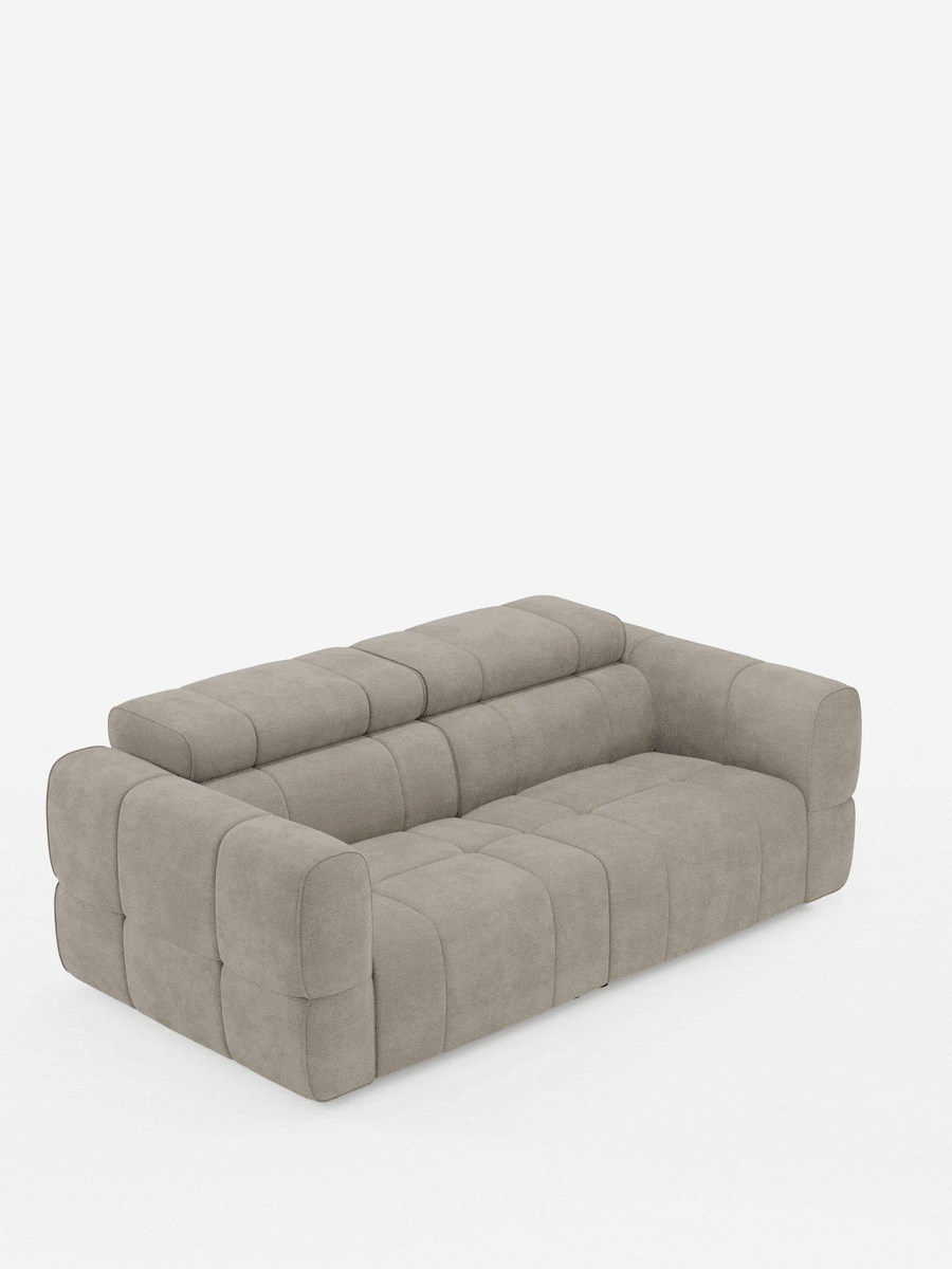 Il divano modulare Giotto a 3 posti, con poggiatesta reclinabili e funzione relax elettrica opzionale, realizzato in tessuto smacchiabile T23 color light taupe, presenta un’estetica trapuntata, braccioli imbottiti e poggiatesta regolabili, come si vede nella foto dall’alto.