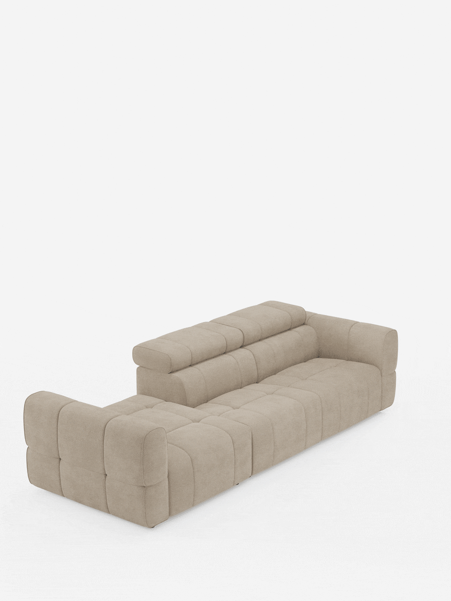 Un divano componibile Giotto di colore beige chiaro con estremità aperta - opzione relax elettrico in tessuto smacchiabile T23, caratterizzato da un design dal profilo basso, cuscini rettangolari trapuntati, poggiatesta regolabili e un'estremità aperta.