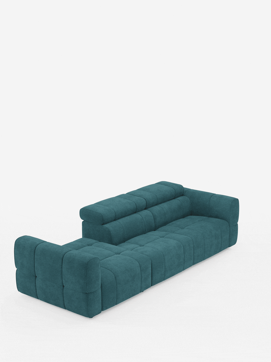 Un divano componibile Giotto color verde acqua con terminale aperto - opzione relax elettrico in tessuto smacchiabile T23, caratterizzato da un design squadrato e dal profilo ribassato, con rivestimento trapuntato a motivo a griglia.