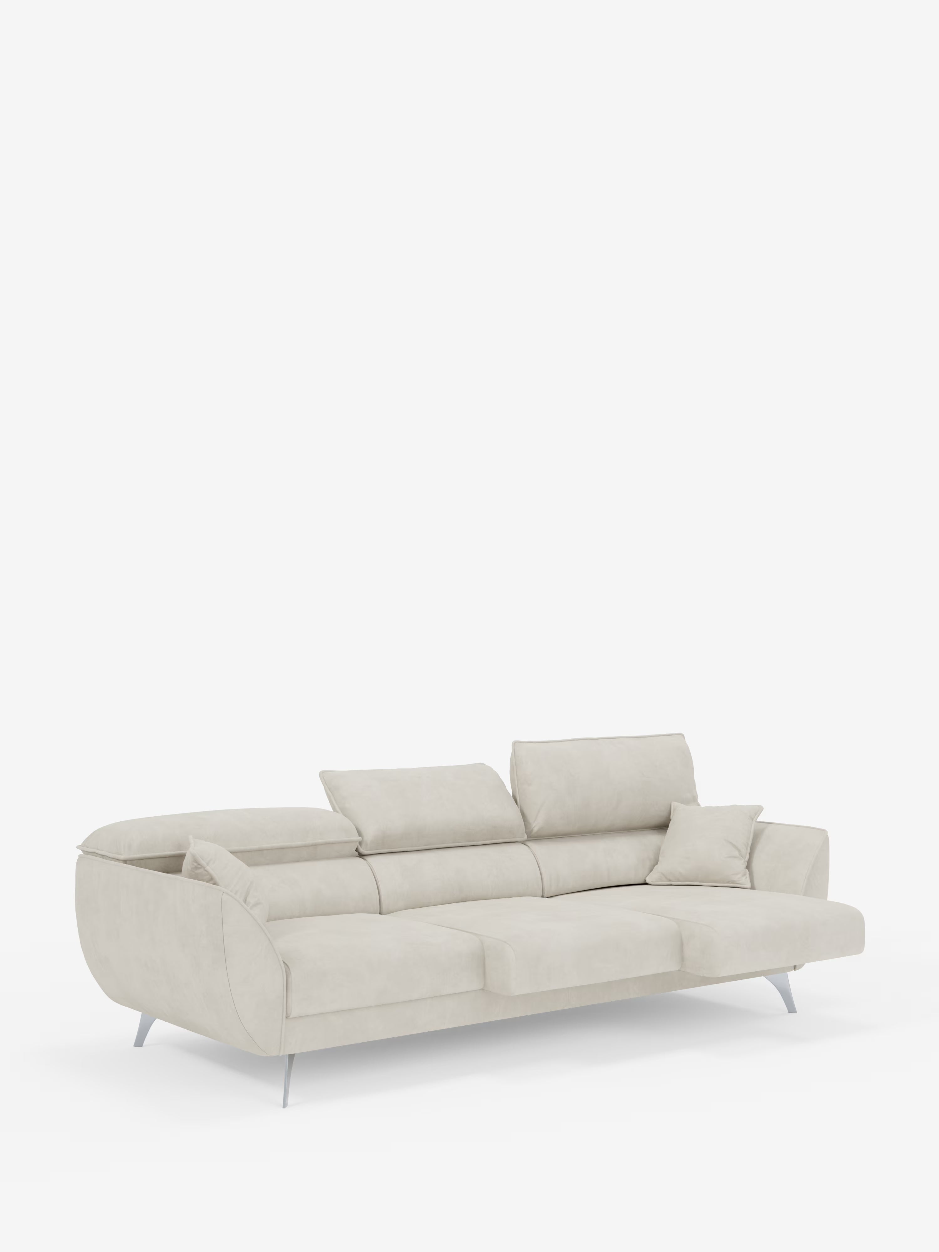 Il divano Michelangelo 4 Posti di Divani.Store è un divano moderno color beige chiaro, realizzato in elegante tessuto vellutato T30 resistente alle macchie, dotato di tre sezioni di seduta estensibili, tre poggiatesta reclinabili, sottili gambe metalliche angolate e un cuscino quadrato abbinato posizionato sulla destra. I braccioli curvi e il design minimalista completano il look, che si staglia su uno sfondo bianco a tinta unita.