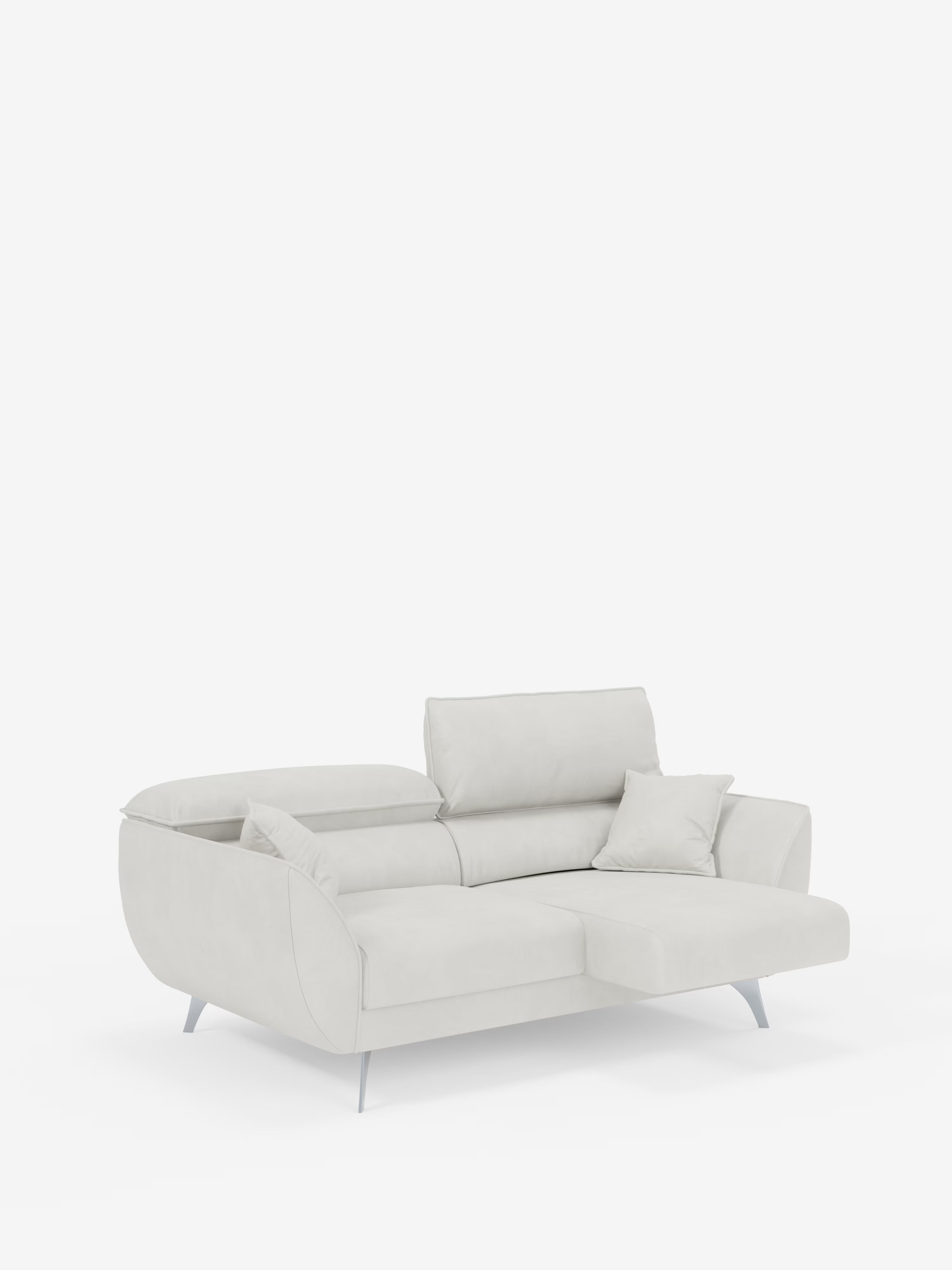 Il divano Michelangelo a 2 e 3 posti di Divani.Store è un moderno divano componibile grigio chiaro caratterizzato da linee slanciate, poggiatesta regolabili, braccioli angolati, gambe in metallo e un cuscino decorativo abbinato. Rivestito in tessuto T30 di facile pulizia, la sua sezione chaise longue si estende verso destra per offrire diverse opzioni di seduta. Lo sfondo è bianco a tinta unita.
