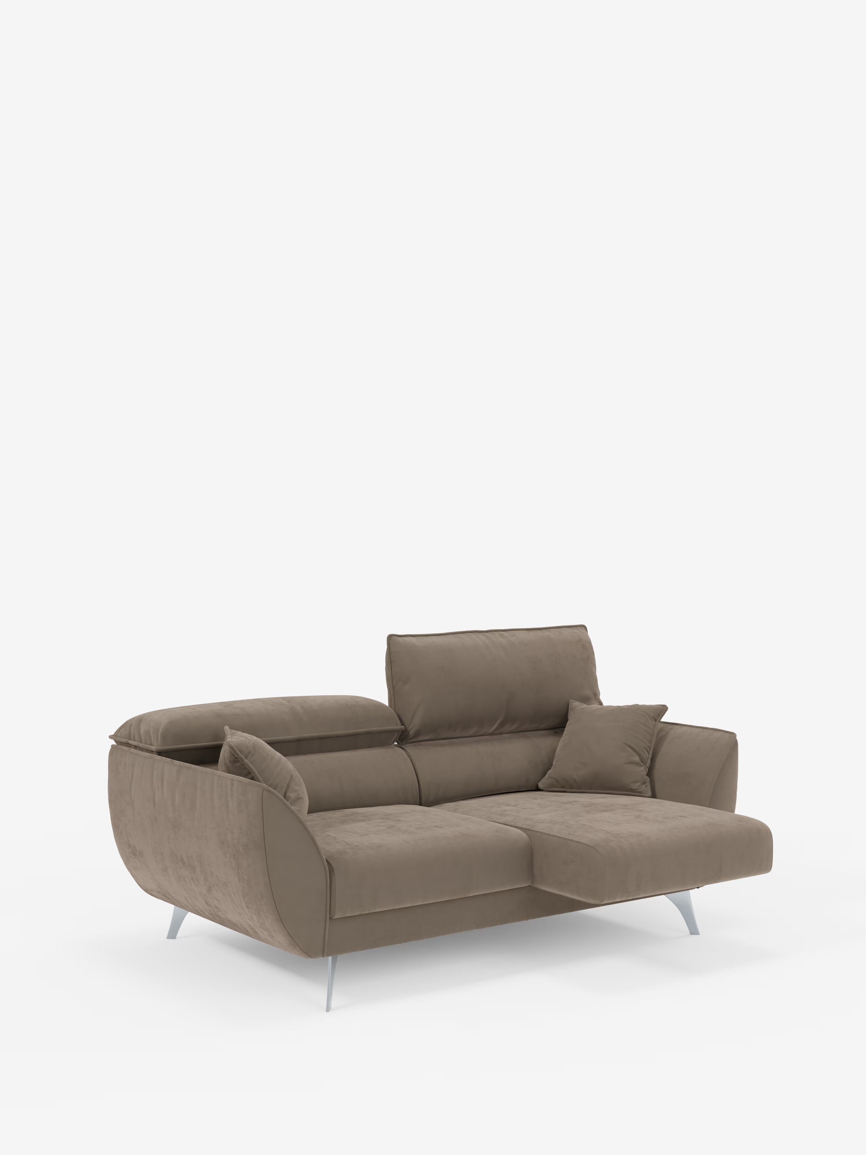 Il divano Michelangelo a 2 e 3 posti con sedute allungabili e poggiatesta reclinabili in tessuto smacchiabile T30 di Divani.Store è un moderno divano in pelle scamosciata marrone dotato di due schienali, due cuscini di seduta e due cuscini coordinati. I braccioli arrotondati e imbottiti aggiungono comfort, mentre il divano poggia su quattro gambe metalliche affusolate e angolate. Il divano è presentato su uno sfondo bianco a tinta unita.