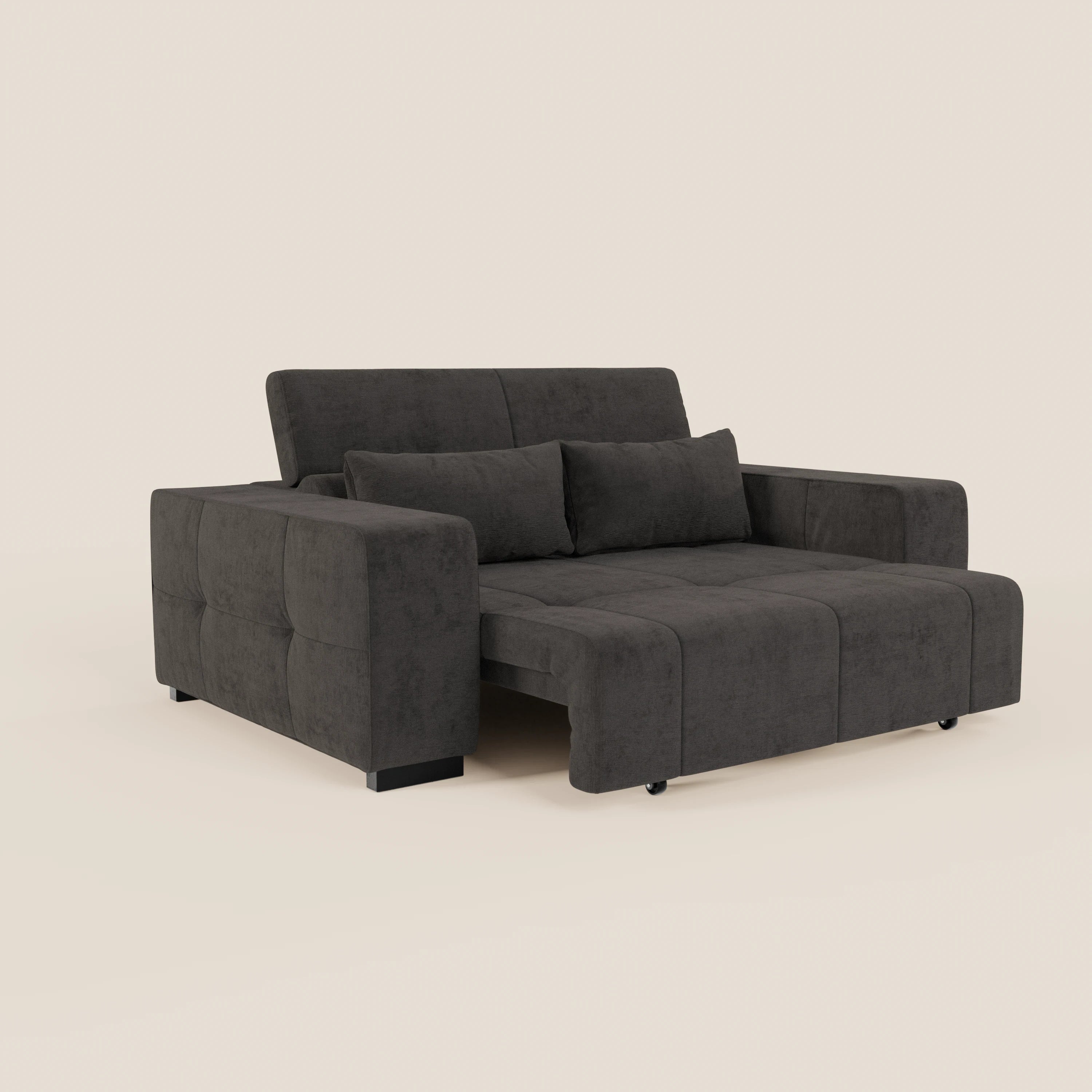 Il Monarch Divano con Relax Elettrico di Divani.Store, in tessuto smacchiabile T31 grigio scuro, è caratterizzato da ampi braccioli, due cuscini di schienale coordinati e una seduta estesa e piatta. Mostrato parzialmente dispiegato come letto su uno sfondo chiaro.