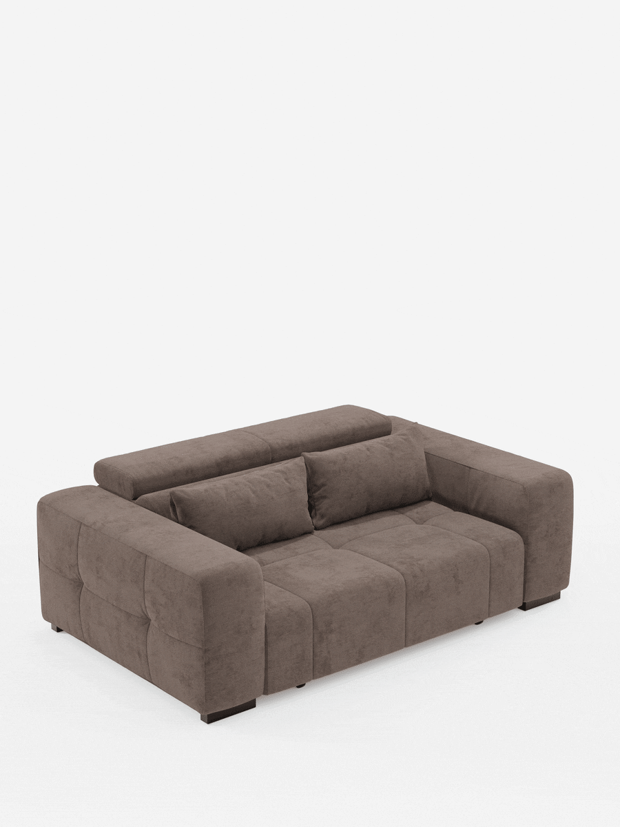 Il divano Monarch con funzione relax elettrica per l’allungamento delle sedute e il poggiatesta reclinabile di Divani.Store è un divano moderno, dalle linee squadrate, di colore marrone, rivestito in morbido tessuto T31 resistente alle macchie. Si trasforma facilmente in un letto allungando la seduta e reclinando il poggiatesta tramite comandi elettrici. Caratterizzato da ampi braccioli, morbidi cuscini e gambe corte nere, spicca con eleganza su uno sfondo bianco a tinta unita.