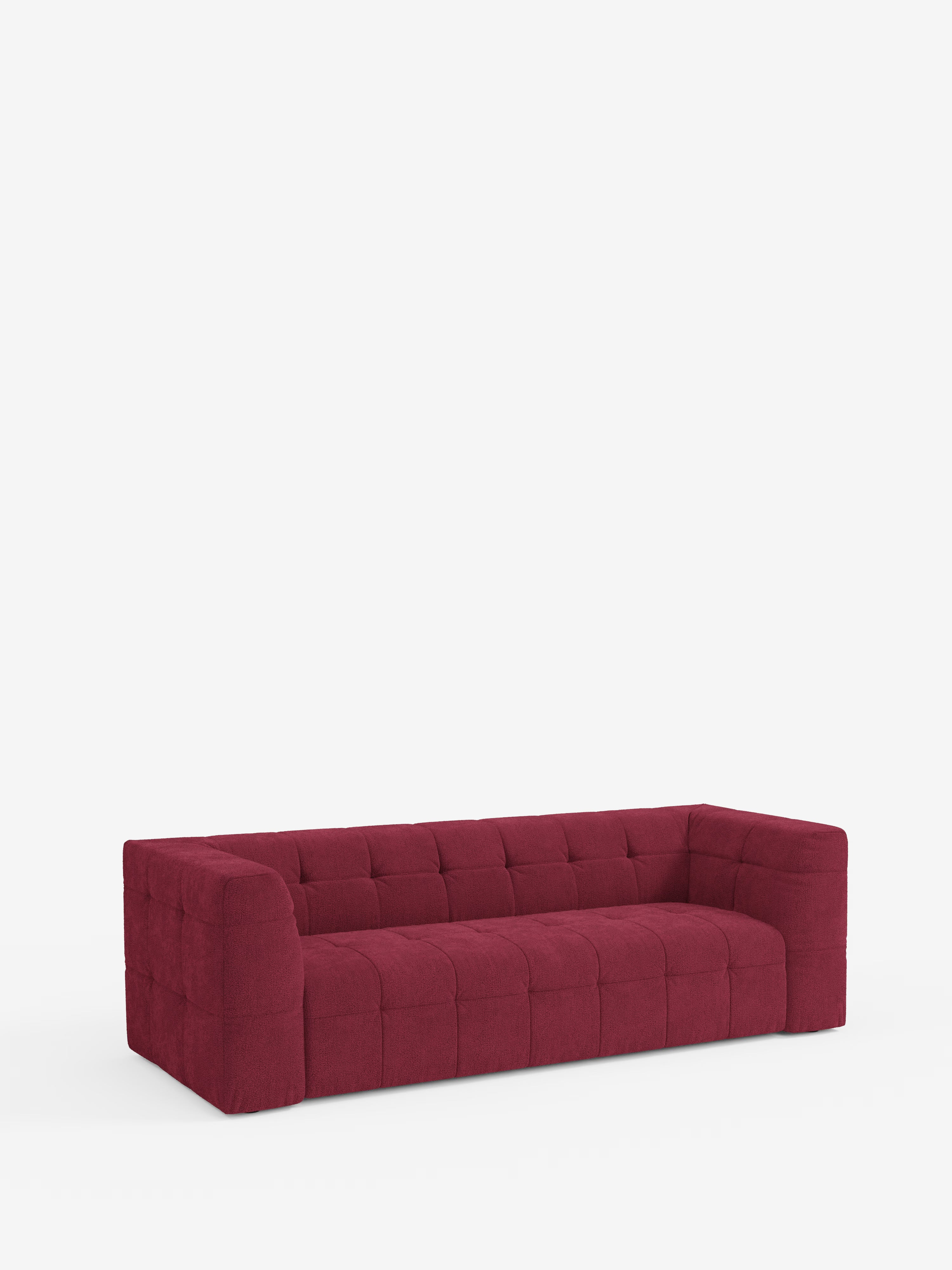 Un divano modulare Mosaic a 3 e 4 posti dal design moderno e dal profilo basso, realizzato in bouclé da Divani.Store, rivestito in tessuto T21 rosso intenso e resistente alle macchie, con motivo capitonné (a griglia trapuntata) su seduta, schienale e fianchi. Questo divano modulare presenta braccioli spessi e massicci e una silhouette rettangolare, fotografato su uno sfondo bianco a tinta unita.