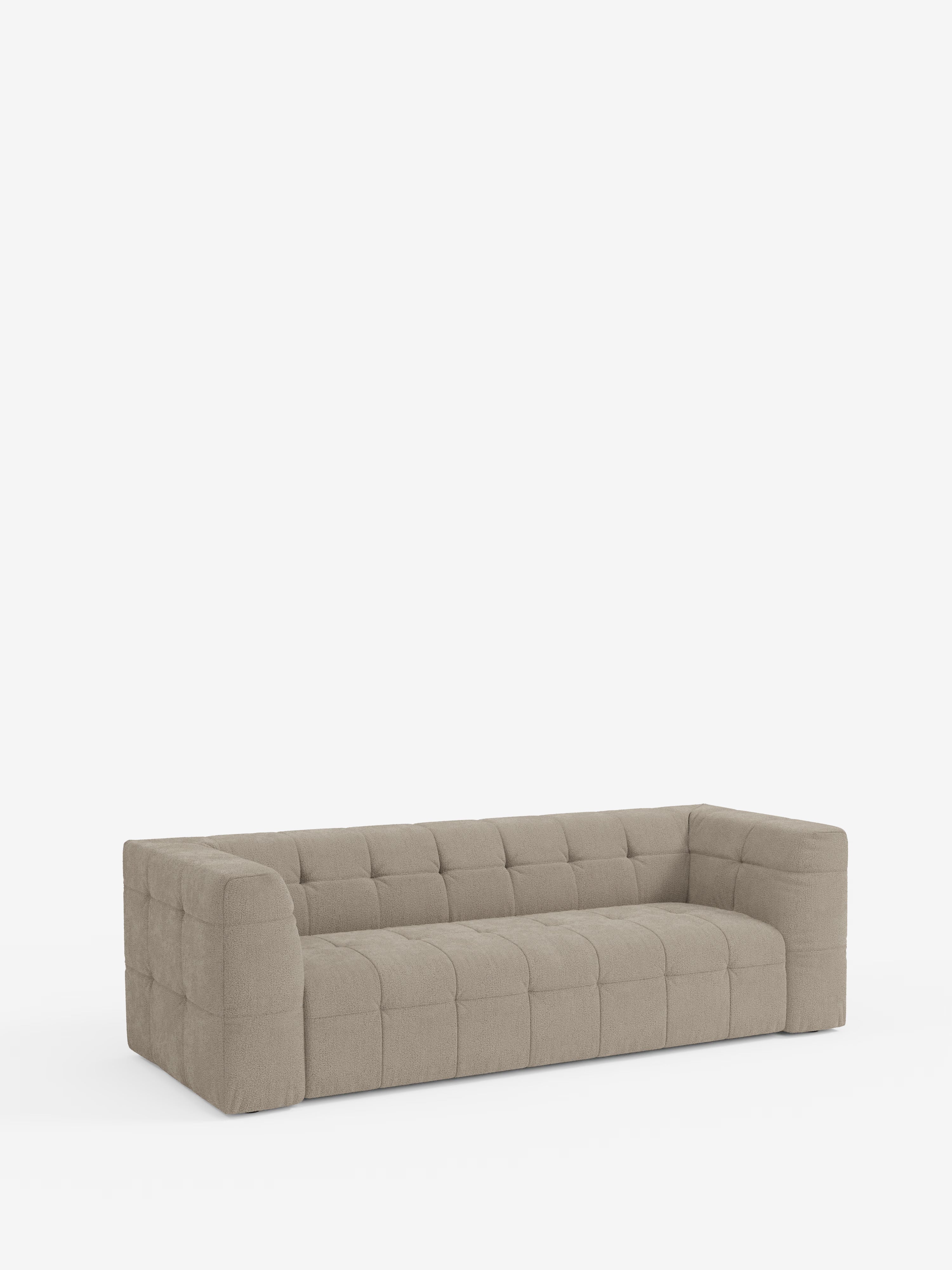 Il divano modulare Mosaic a 3 e 4 posti in bouclé di Divani.Store è un divano moderno dal profilo basso, in una delicata tonalità di beige. Caratterizzato da sedute profonde e da un rivestimento spesso e trapuntato (capitonné) in tessuto T21 di facile pulizia, questo divano moderno vanta ampi braccioli e una silhouette squadrata e rettangolare, il tutto su uno sfondo bianco a tinta unita.