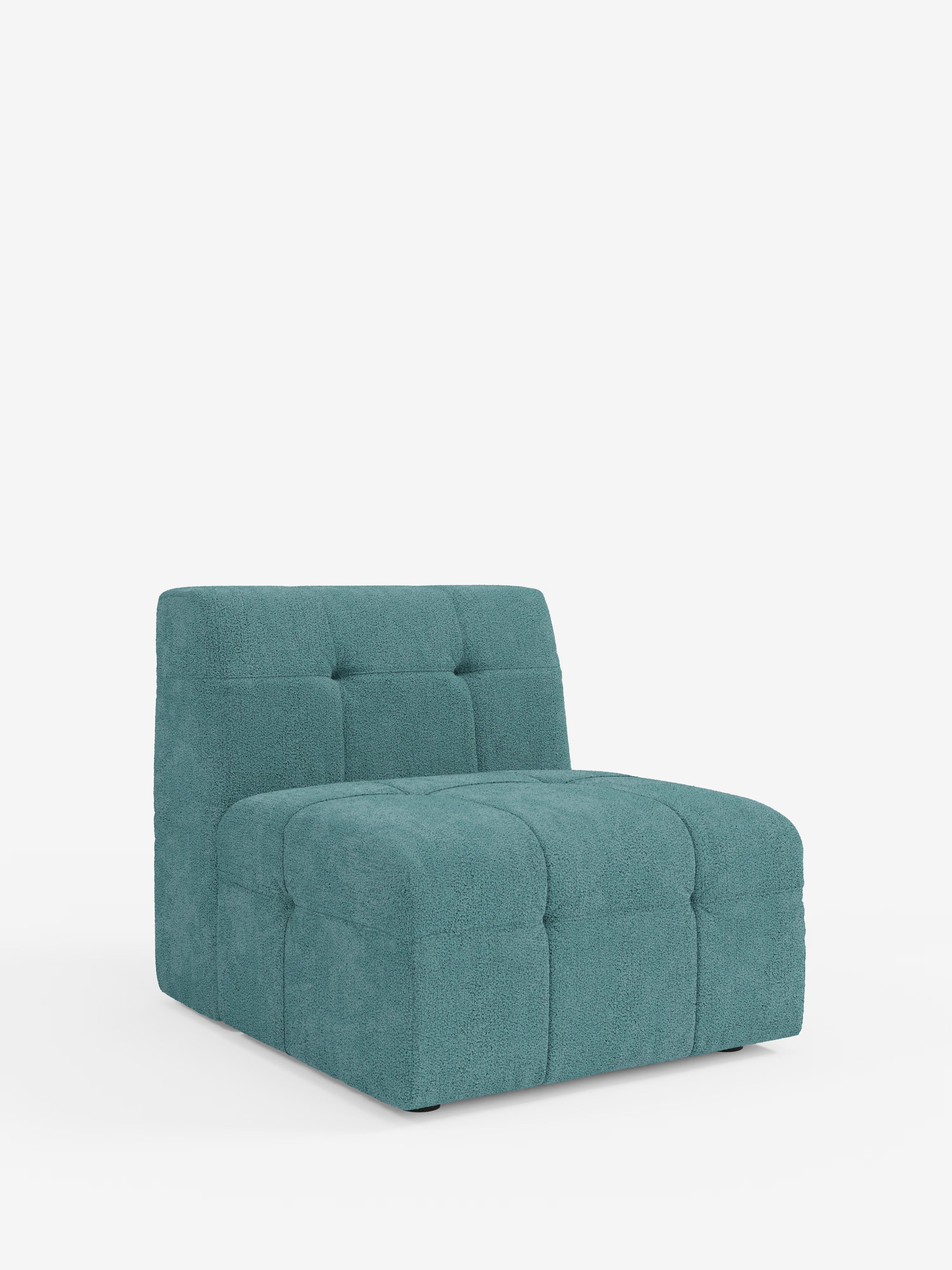La poltrona “Mosaic modulo” di Divani.Store è una poltrona moderna senza braccioli, alta 77 cm e realizzata in tessuto bouclé T21 resistente alle macchie. Caratterizzata da una silhouette squadrata con morbida imbottitura capitonné e dettagli quadrati cuciti sullo schienale e sulla seduta, questa poltrona di produzione italiana poggia su piedini dal profilo basso. Su uno sfondo bianco a tinta unita, coniuga un comfort lussuoso con un design contemporaneo.