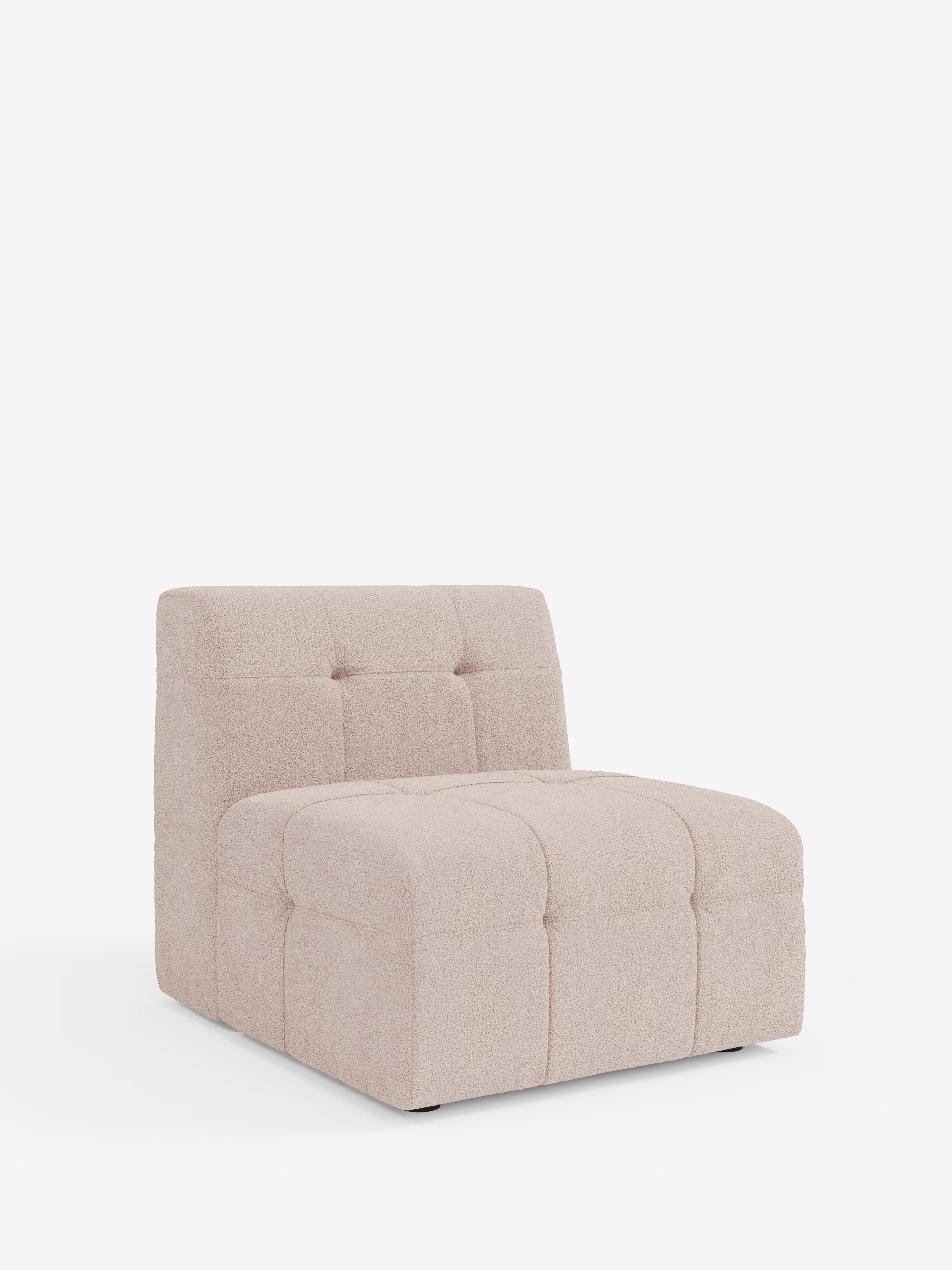 Una poltrona contemporanea senza braccioli di Divani.Store, la Mosaic Modulo Poltrona (77 cm), si distingue per l’elegante design caratterizzato da una silhouette squadrata, un profilo ribassato e un’imbottitura sontuosa e morbida. Rivestita in tessuto T21 bouclé beige chiaro resistente alle macchie, con trapuntatura capitonné sullo schienale e sulla seduta, questa poltrona emana uno stile moderno. Fotografata su uno sfondo bianco a tinta unita, è leggermente inclinata verso destra.