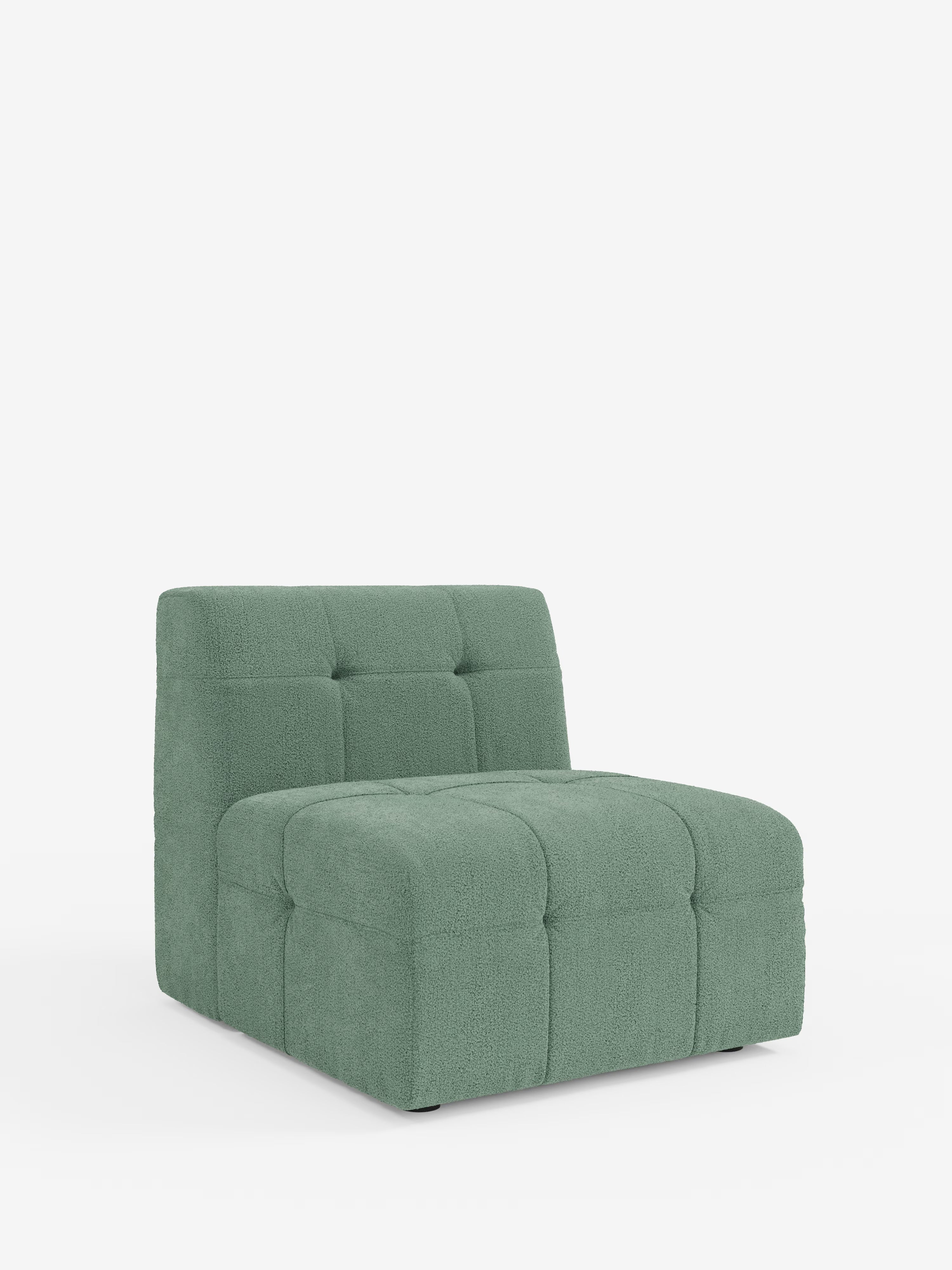 La poltrona Mosaic Modulo da 77 cm di Divani.Store è una moderna poltrona senza braccioli, caratterizzata da un rivestimento verde salvia capitonné in tessuto T21 facile da pulire e da una silhouette squadrata. In linea con il raffinato design delle poltrone, presenta uno schienale basso e un'ampia seduta, sostenuta da gambe corte e discrete, ed è ritratta su uno sfondo bianco a tinta unita.