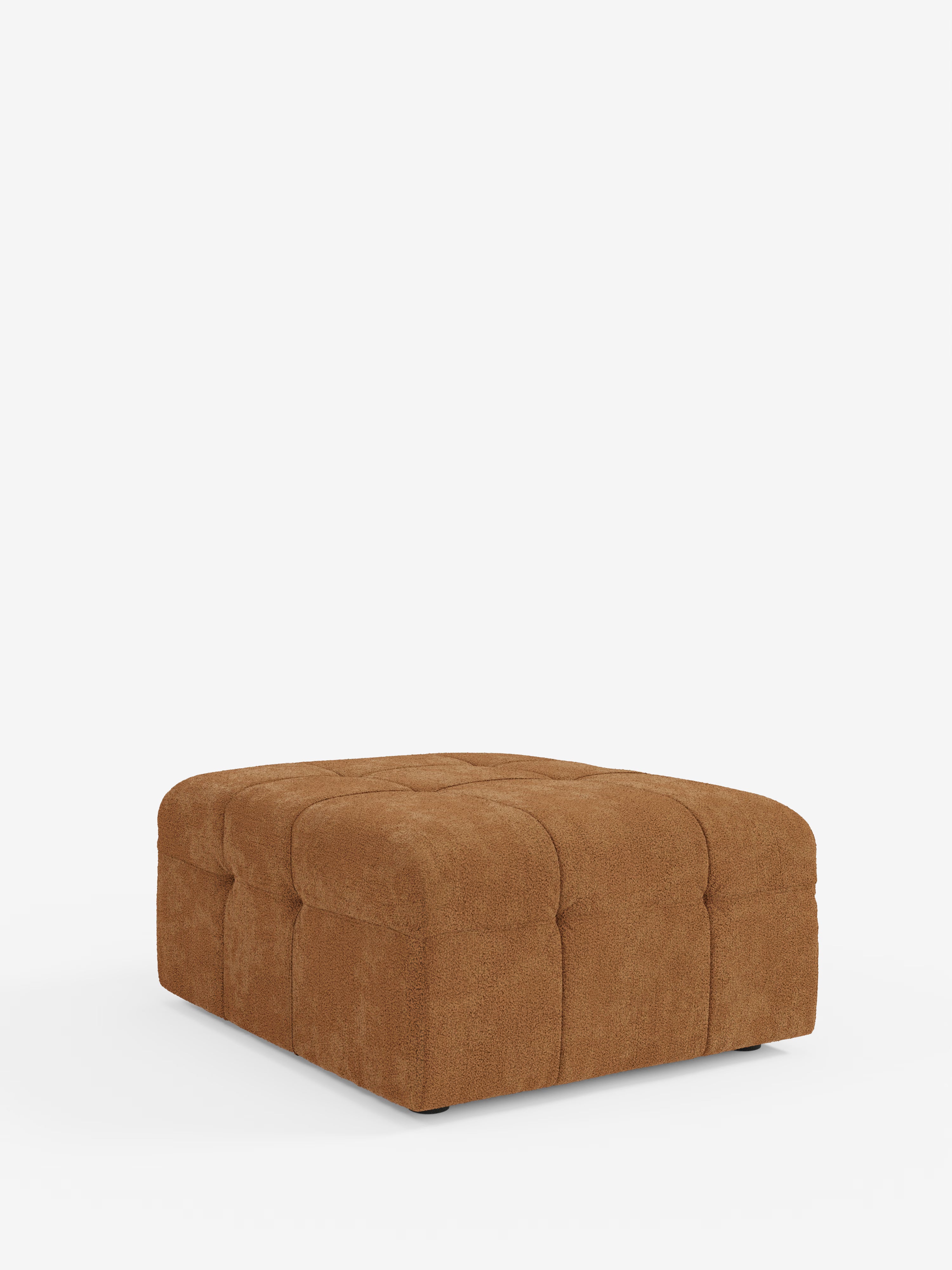 Il pouf e modulo Mosaic in bouclé di Divani.Store, dalle dimensioni di 96x77 cm, è presentato su uno sfondo bianco a tinta unita. Caratterizzato da un ricco tessuto T21 marrone, resistente alle macchie e con motivo capitonné, questo pouf quadrato richiama il classico stile italiano con i suoi bordi morbidi e arrotondati e le cuciture a vista sulla parte superiore e sui lati, offrendo un'estetica lussuosa e accogliente.