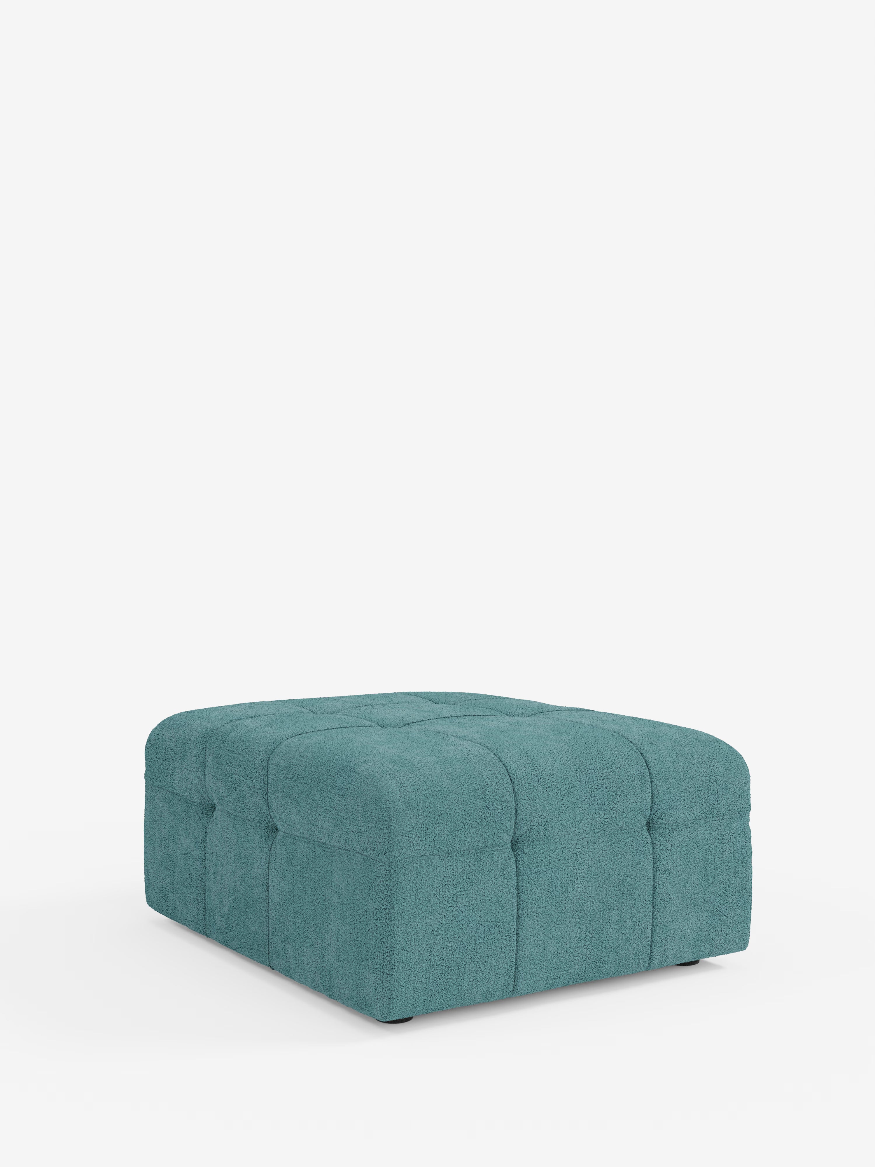 Il pouf e modulo Mosaic di Divani.Store in bouclé – dalle dimensioni di 96x77 cm, con un design capitonné in tessuto T21 antimacchia – presenta una forma quadrata con bordi arrotondati e cuciture trapuntate, che creano un look moderno e lussuoso su uno sfondo bianco a tinta unita.