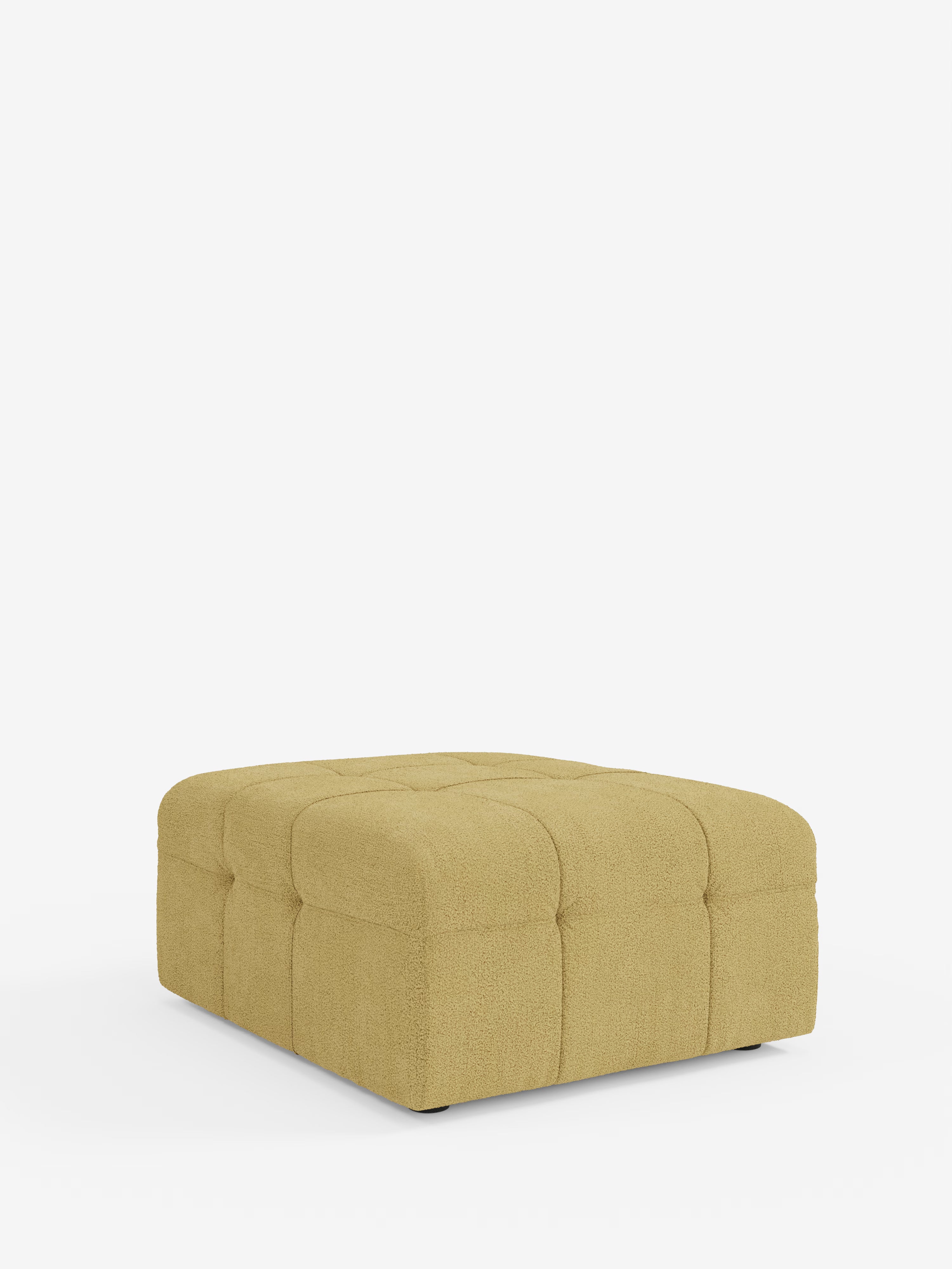 Il pouf e modulo Mosaic in bouclé di Divani.Store (96x77 cm) si staglia su uno sfondo bianco, mettendo in risalto la sua forma quadrata in un delicato giallo senape. Questo pouf presenta bordi morbidi e arrotondati, cuciture a vista e sottili giunture che creano un caratteristico motivo a griglia sul tessuto T21 trapuntato, testurizzato e smacchiabile.