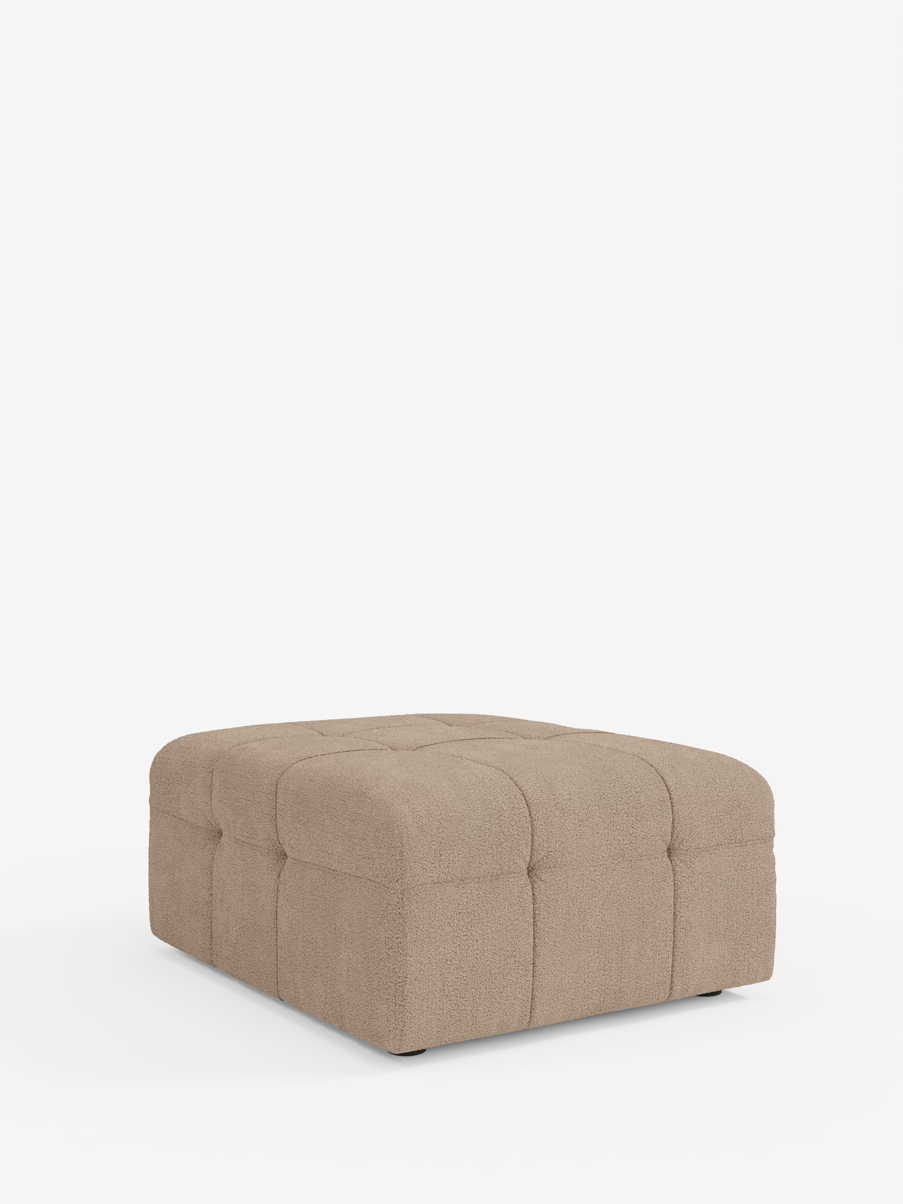 Il pouf e modulo Mosaic in bouclé di Divani.Store misura 96x77 cm e presenta un design quadrato e dal profilo ribassato, rivestito in tessuto bouclé beige T21 resistente alle macchie. Questo pouf in stile capitonné è impreziosito da un'elegante trapuntatura su ciascun lato e sulla parte superiore, che gli conferisce un aspetto morbido e imbottito. Poggia su piccoli piedini discreti ed è raffigurato su uno sfondo bianco a tinta unita.
