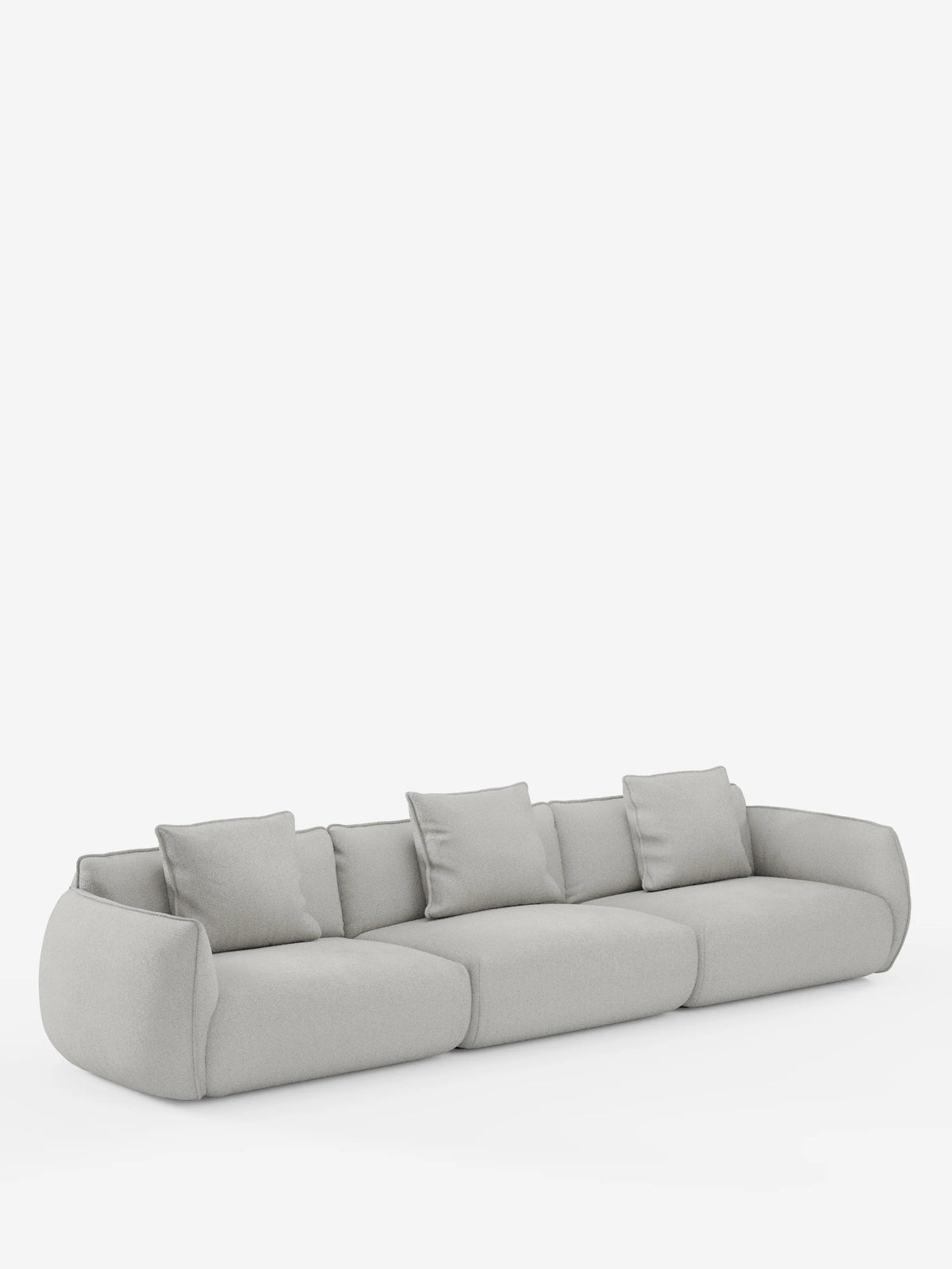 Un moderno divano modulare Nimbus a 3 posti, di colore grigio chiaro, realizzato da Divani.Store, è rivestito in morbido tessuto T33 effetto cotone, resistente alle macchie, presenta morbidi bordi arrotondati ed è dotato di quattro cuscini quadrati coordinati per lo schienale. Il divano sfoderabile poggia su una superficie piana su uno sfondo bianco semplice.