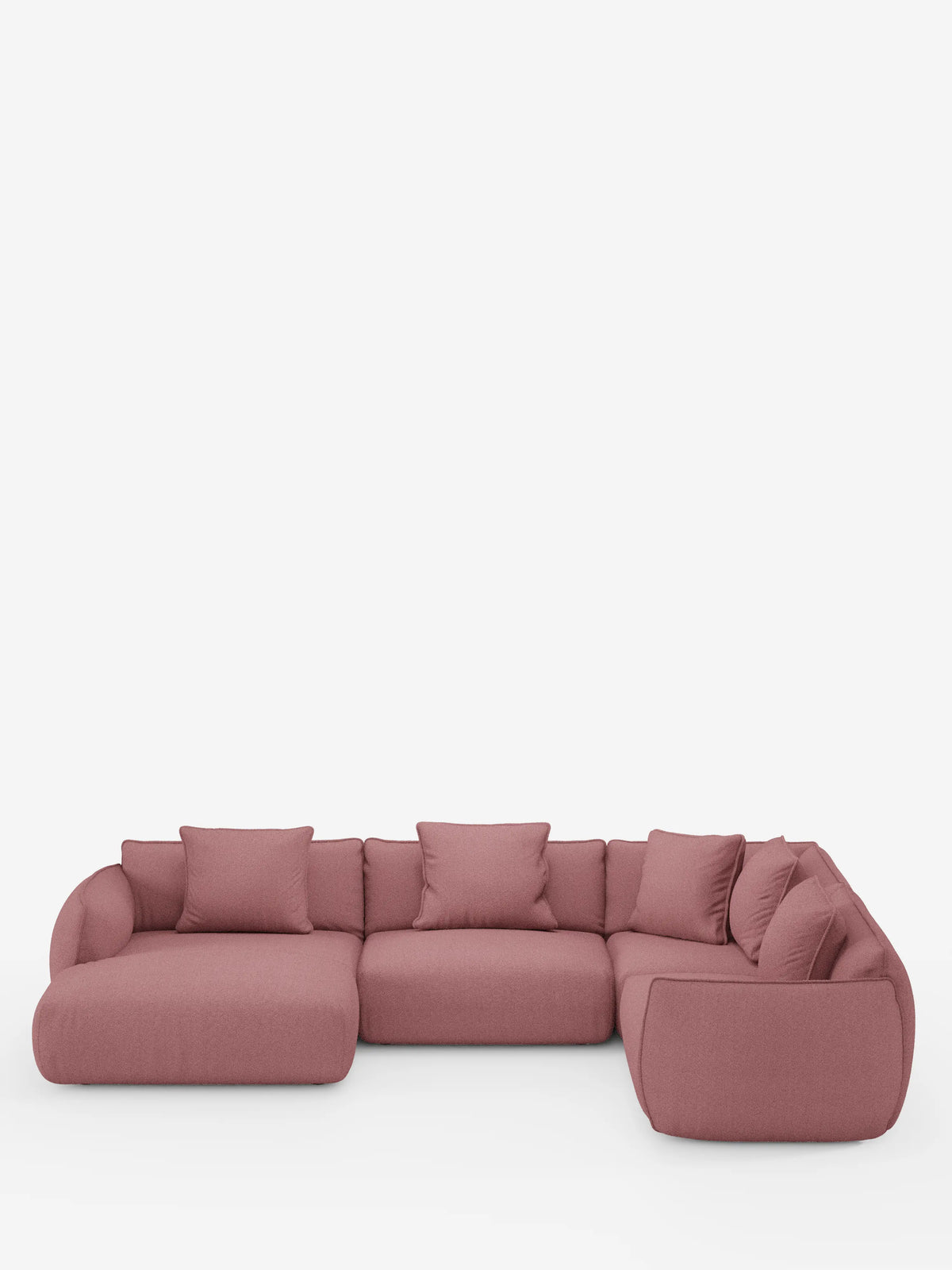 Un moderno divano angolare panoramico componibile Nimbus a forma di L con penisola e angolo di Divani.Store, rivestito in tessuto T33 rosa antico antimacchia con morbidi cuscini e bordi arrotondati, su uno sfondo bianco a tinta unita.