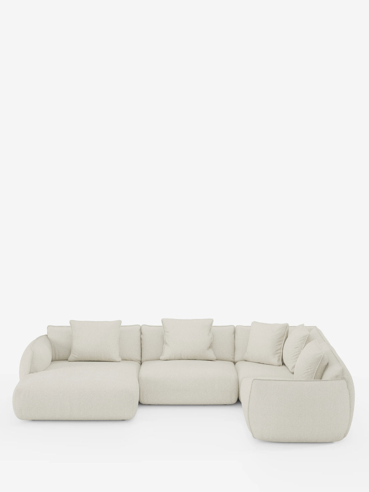 Un ampio e moderno divano angolare panoramico componibile Nimbus con penisola e angolo, rivestito in tessuto smacchiabile T33 di Divani.Store, è presentato in una tonalità beige chiaro, caratterizzato da morbidi cuscini e da uno schienale basso. Questo elegante divano Made in Italy è composto da tre sezioni di seduta che formano una forma a L, esposto su uno sfondo bianco a tinta unita. Quattro cuscini quadrati sono disposti lungo lo schienale, contribuendo a renderne l’aspetto ancora più accogliente.