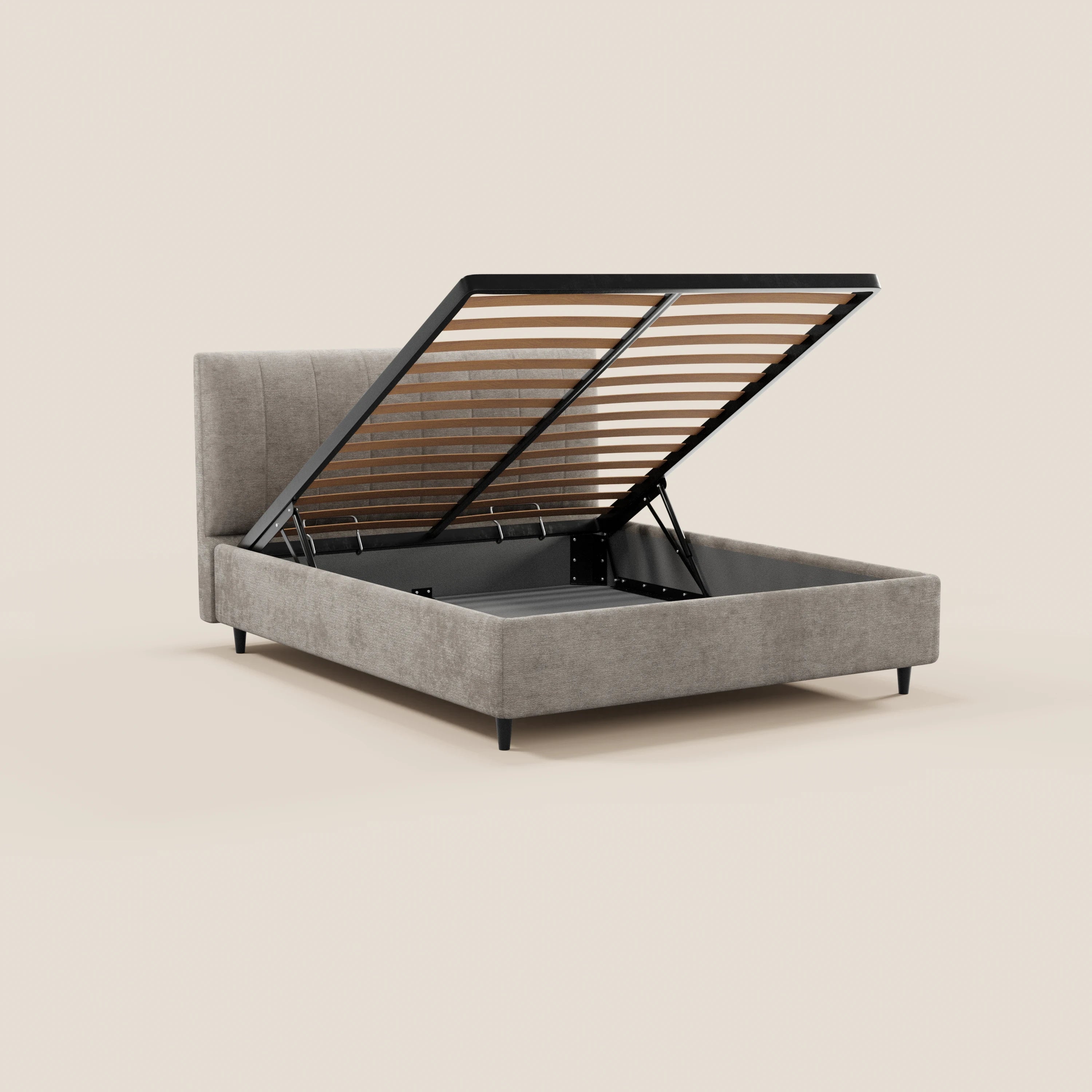 Il letto imbottito ONYX con contenitore e testiera verticale in tessuto Oeko-Tex®, di Letti.store, è esposto con la rete a doghe sollevata per mostrare l'ampio spazio di contenimento. Il letto presenta gambe nere e una testiera imbottita su uno sfondo chiaro.