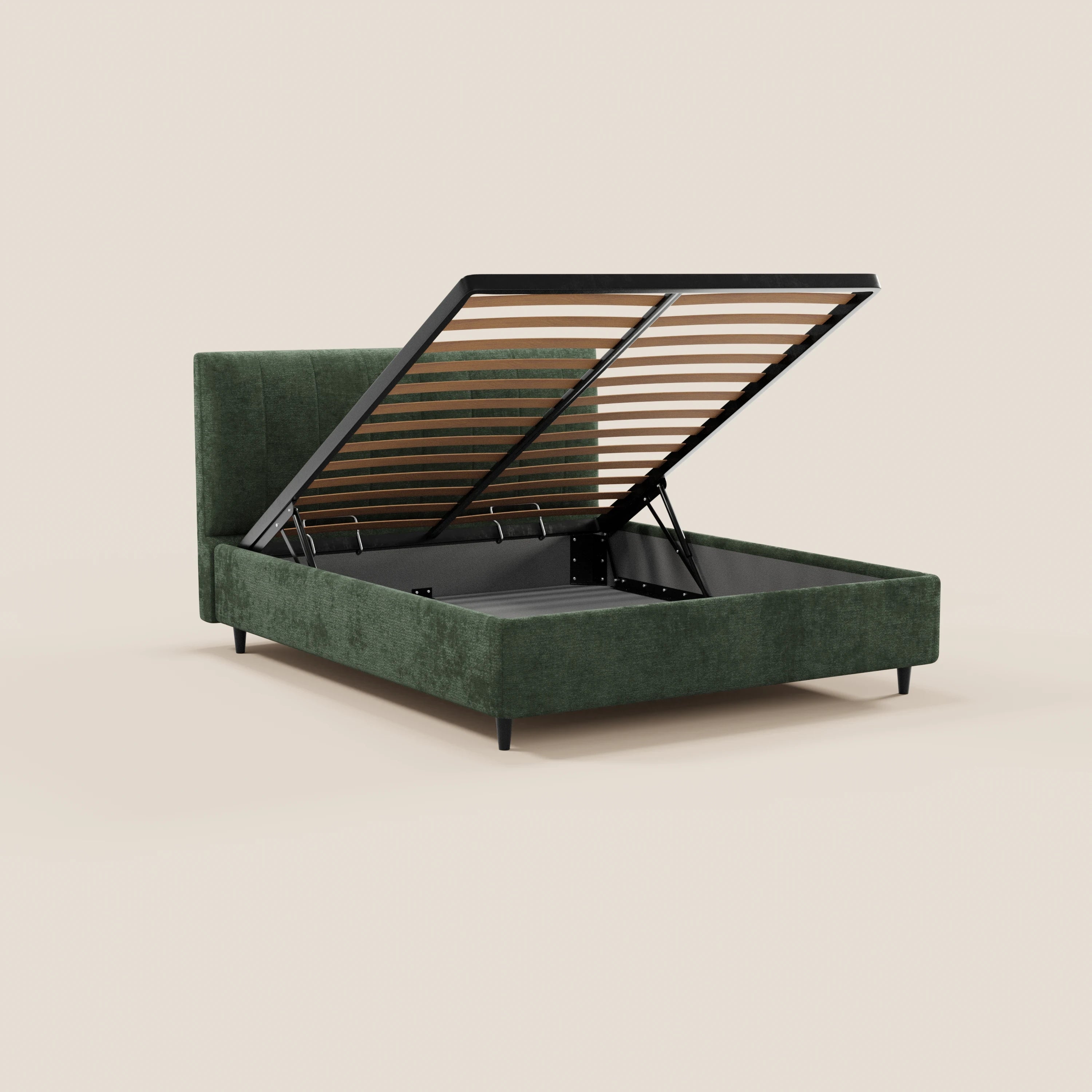 Il letto imbottito ONYX con contenitore di Letti.store, realizzato in tessuto certificato Oeko-Tex®, presenta una testiera verticale e gambe nere sottili. Il modello verde è parzialmente aperto per mostrare lo spazio contenitivo interno sullo sfondo beige.
