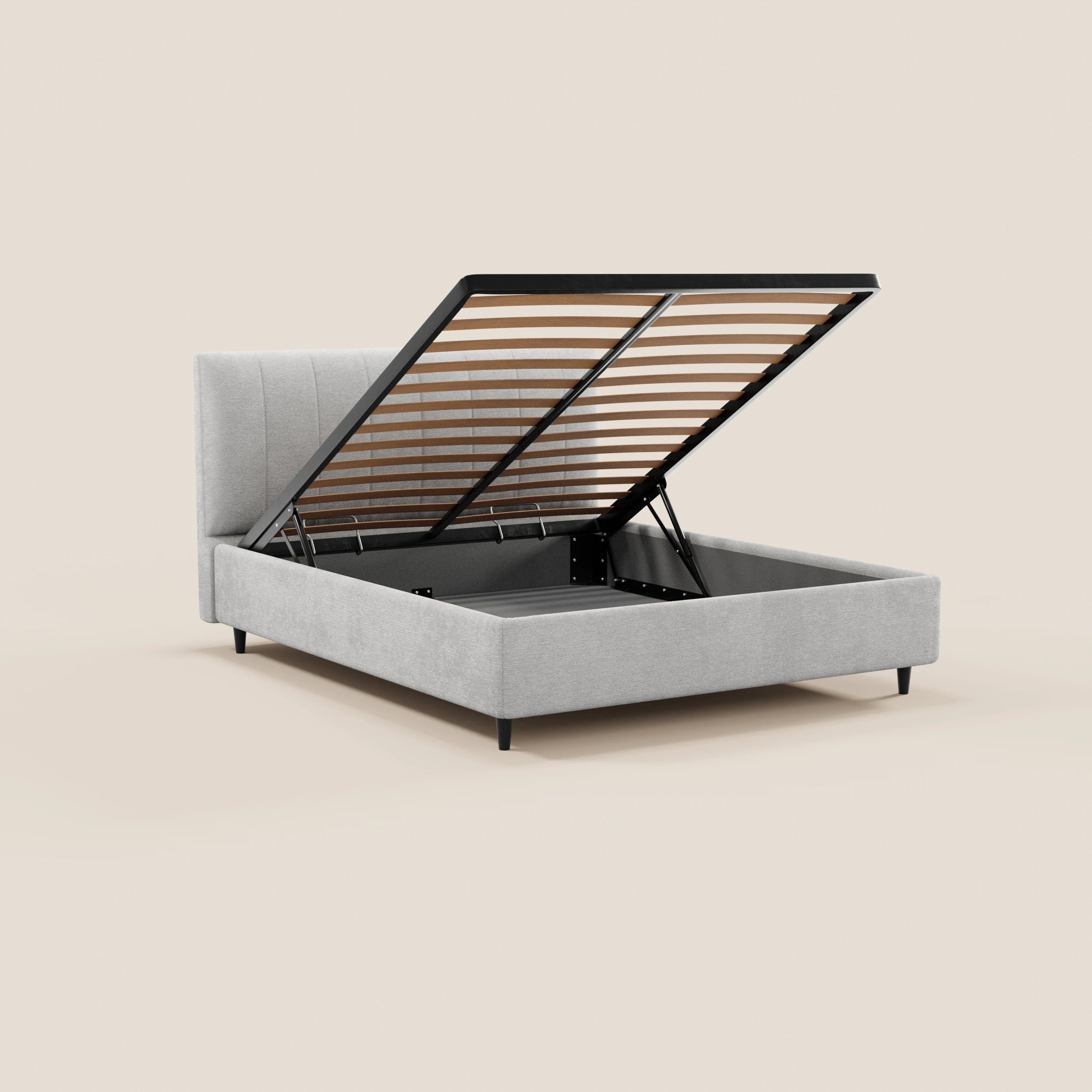 Il letto imbottito con contenitore ONYX di Letti.store presenta una testiera alta e verticale imbottita in tessuto certificato Oeko-Tex®, gambe nere e una rete a doghe che, una volta sollevata, rivela un ampio vano contenitore sotto il letto. Sfondo beige a tinta unita.