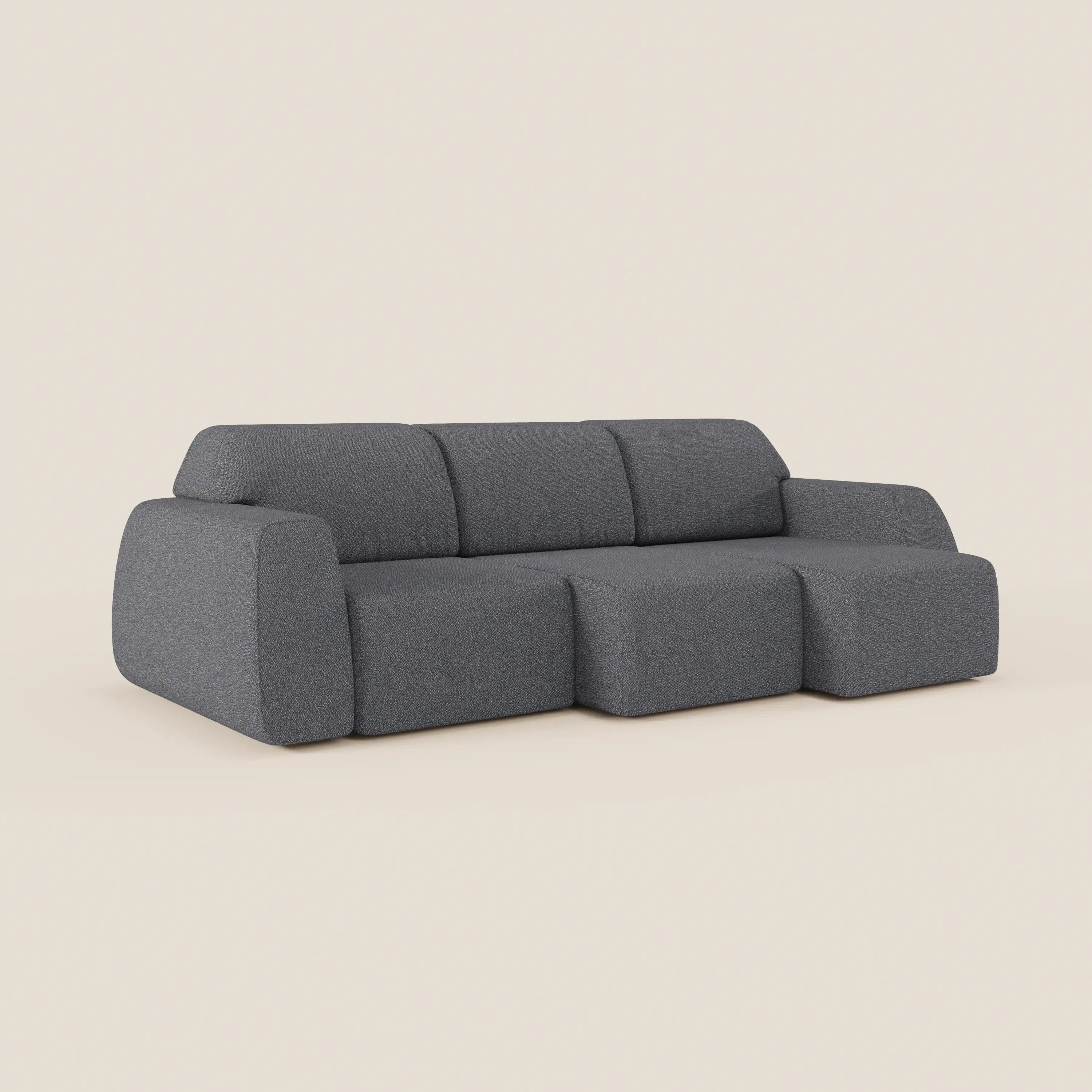 Il divano Divani.Store Orbit con 3 sedute scorrevoli e allungabili in tessuto effetto cotone T33 presenta un design moderno e minimalista con rivestimento grigio scuro, schienali bassi, braccioli arrotondati e una chaise lounge collegata per un comfort flessibile.