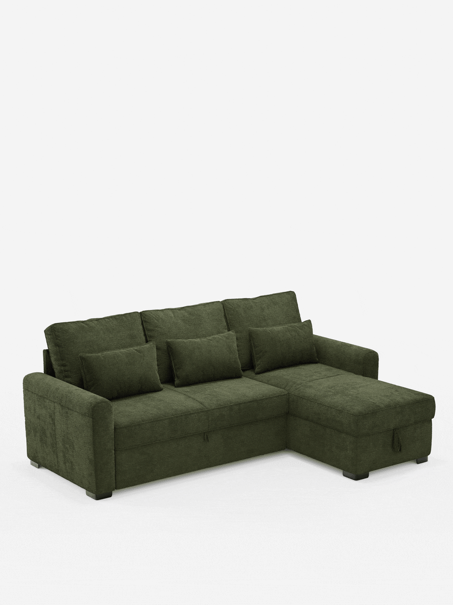 Un divano letto Ottaviano verde oliva scuro con letto estraibile - penisola reversibile e contenitore in tessuto materico smacchiabile: divano componibile a L con chaise longue sul lato destro, tre cuscini dello schienale e tre cuscini decorativi su sfondo bianco.