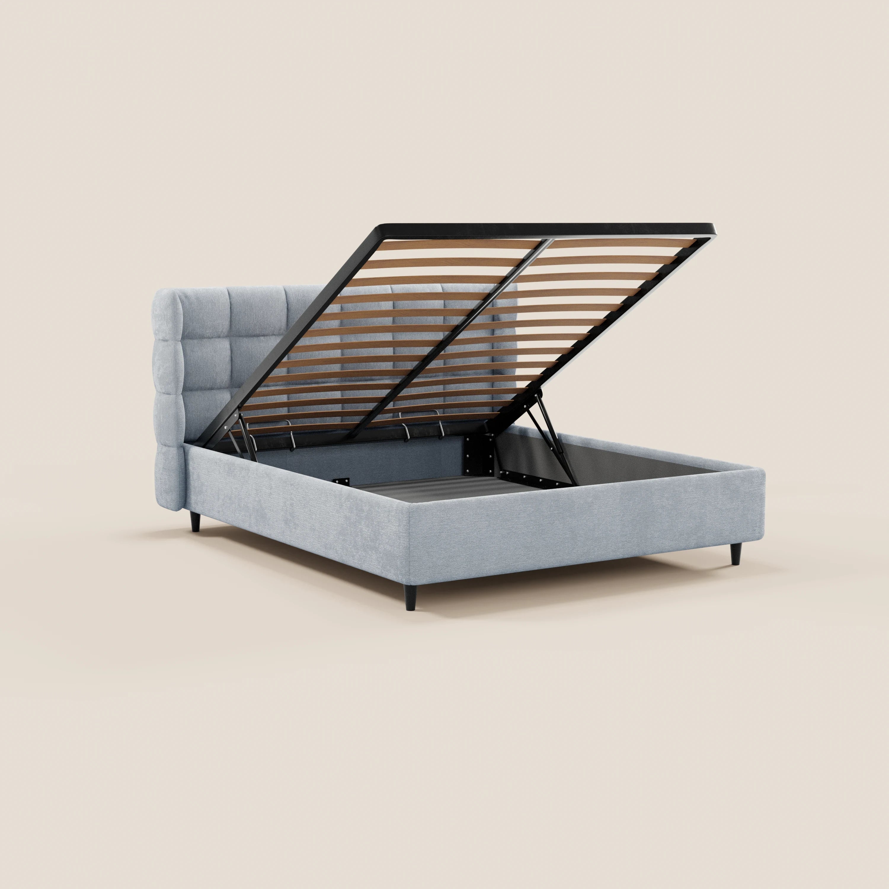 Il letto imbottito RAGNAR di Letti.store è realizzato in tessuto grigio chiaro certificato Oeko-Tex®, presenta una testiera alta capitonné, gambe nere e una base a doghe sollevabile che rivela un ampio vano contenitore. Nell’immagine è raffigurato su uno sfondo beige a tinta unita.
