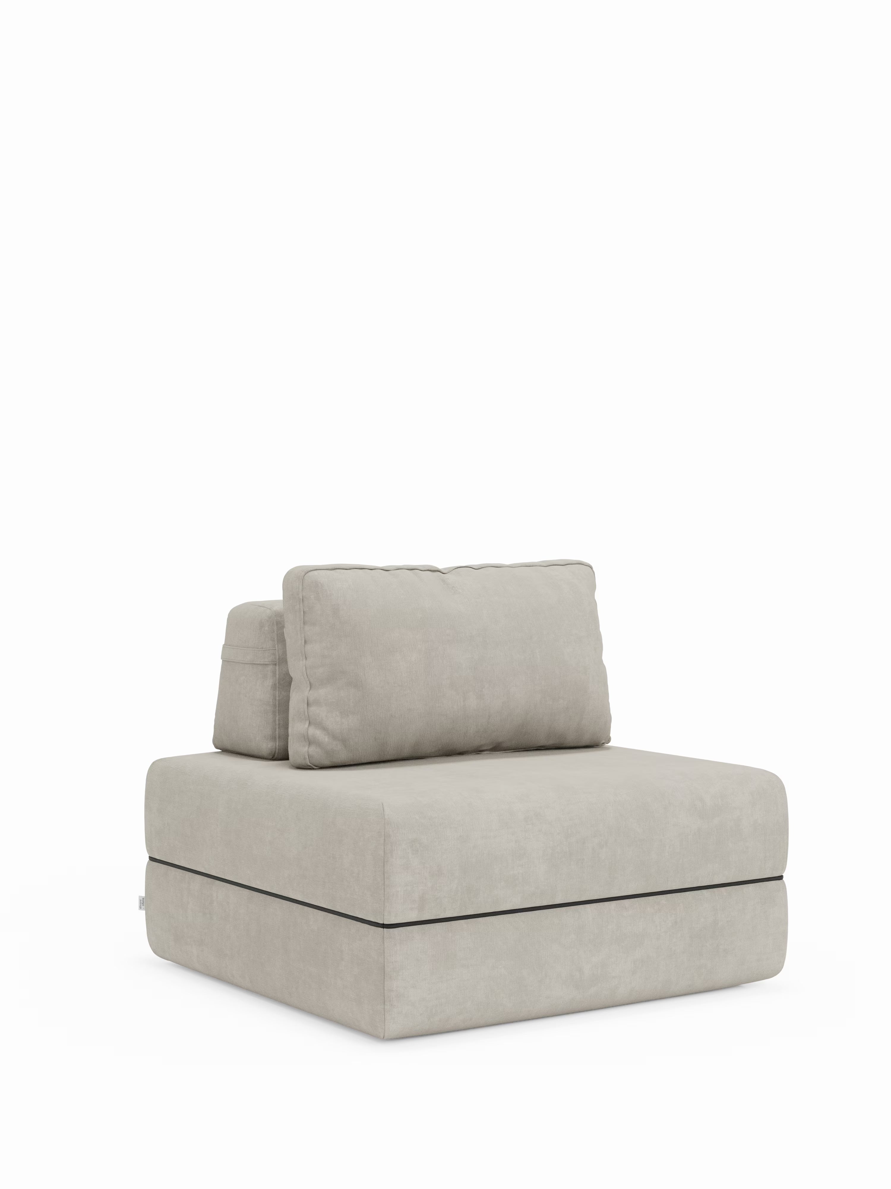 Scopri il comfort contemporaneo con la poltrona letto Rift di Divani.Store, dotata di un materasso in memory foam alto 22 cm e di uno schienale regolabile. Rivestita in tessuto T31 facile da pulire in una tonalità di beige chiaro, questa moderna poltrona senza braccioli presenta linee pulite e poggia direttamente sul pavimento senza gambe a vista. Il suo cuscino di seduta spesso e il morbido cuscino rettangolare dello schienale offrono un relax versatile, il tutto su uno sfondo bianco a tinta unita.