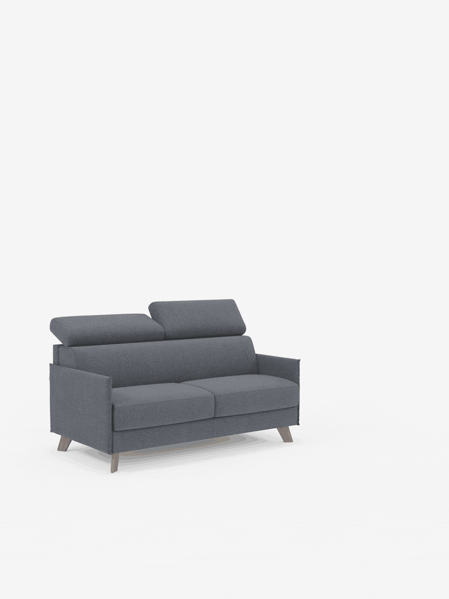 Un moderno divano letto matrimoniale a due posti “Sole” di Divani.Store, caratterizzato da un design compatto con poggiatesta reclinabili e gambe angolate in legno, è posizionato su un pavimento bianco davanti a uno sfondo bianco a tinta unita. Rivestito in tessuto T23 completamente sfoderabile e antimacchia, il divano vanta linee pulite e cuscini rigidi per un look minimalista e contemporaneo.
