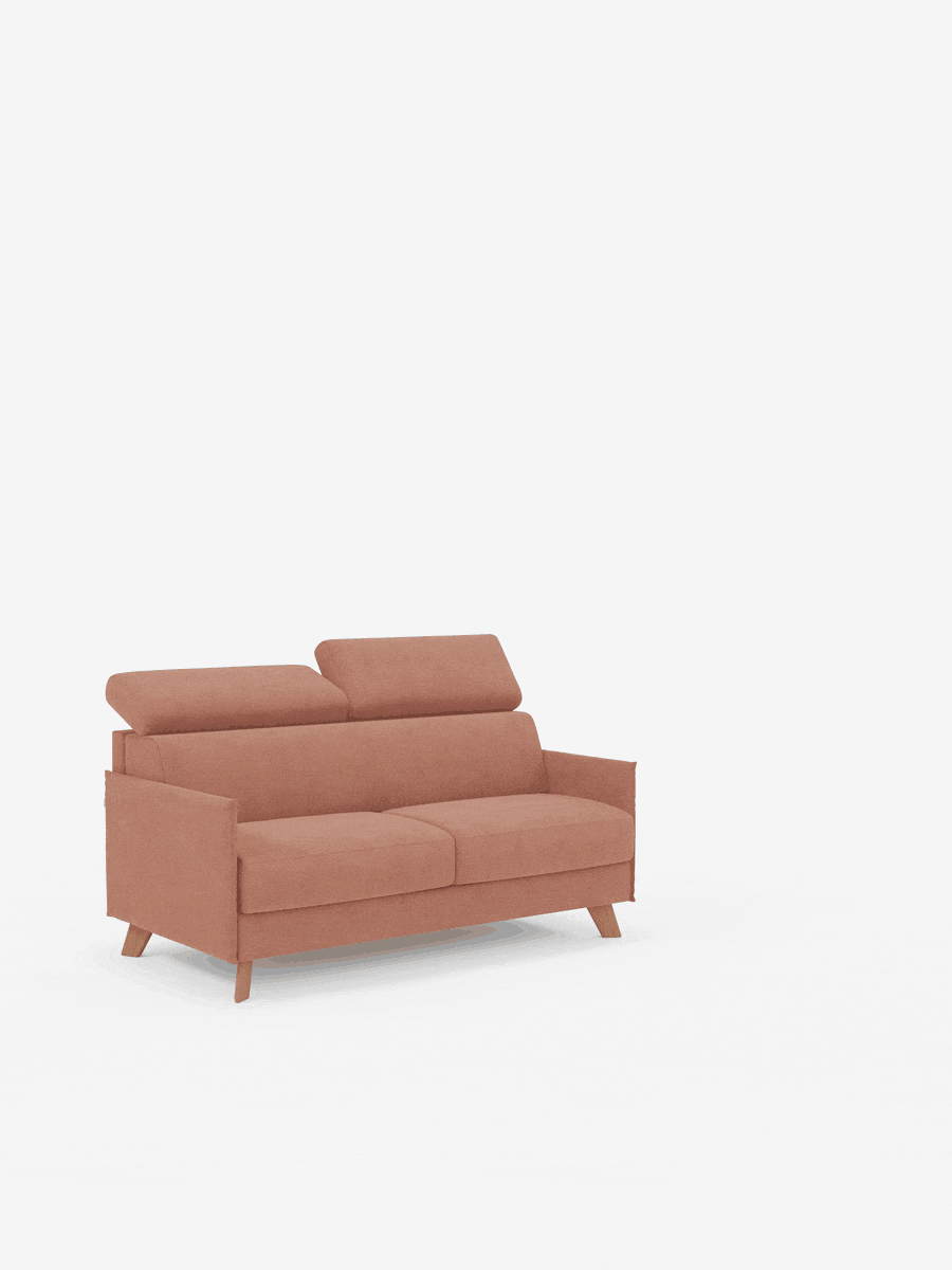 Un "Sole divano letto matrimoniale" di Divani.Store, in tonalità marrone chiaro contemporaneo, spicca su uno sfondo bianco. Questo divano compatto in stile scandinavo è dotato di due cuscini di seduta, braccioli angolati e due poggiatesta reclinabili. Il design è minimalista, con gambe in legno angolate e ampio spazio libero intorno al divano. Il divano è rivestito al 100% in tessuto T23 facilmente lavabile, che unisce stile e praticità.