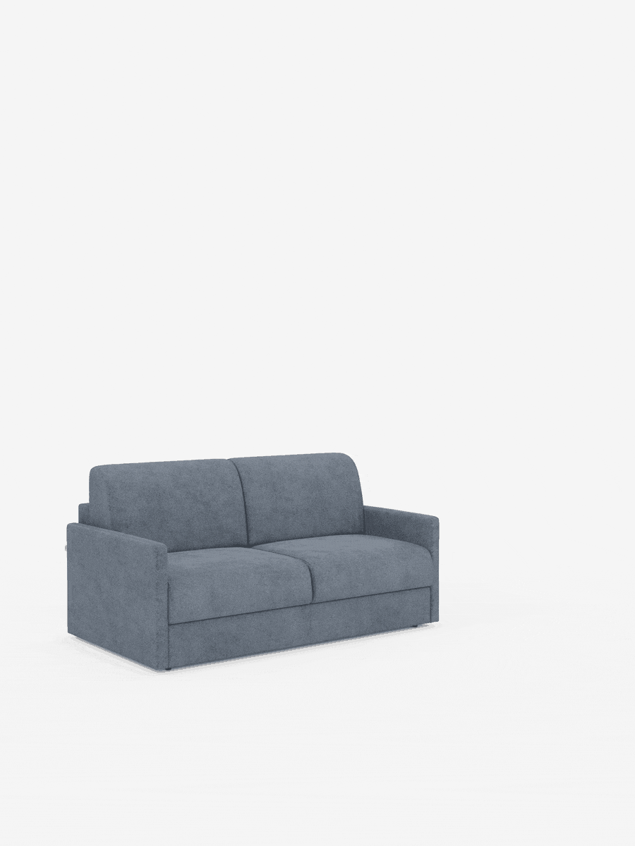 Un divano blu moderno e minimalista — il divano letto Tommy a 2 e 3 posti matrimoniale di Divani.Store — è posizionato al centro di uno sfondo bianco liscio. Rivestito in tessuto T33 antimacchia, rimovibile al 100% e simile al cotone, questo divano letto moderno presenta morbidi cuscini e braccioli, oltre a un design semplice e dalle linee pulite, senza gambe o decorazioni a vista, che ne esalta lo stile contemporaneo.