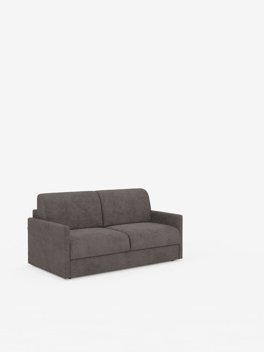 Un moderno divano letto Tommy Divano a 2 e 3 posti matrimoniale, di colore grigio scuro, disponibile su Divani.Store, caratterizzato da braccioli slanciati e morbidi cuscini rivestiti in tessuto T33 simile al cotone, morbido e resistente alle macchie, è ripreso su uno sfondo bianco a tinta unita e inquadrato da una leggera angolazione. L'ambientazione minimalista mette in risalto le linee pulite e la texture accogliente di questo divano letto sfoderabile al 100%.